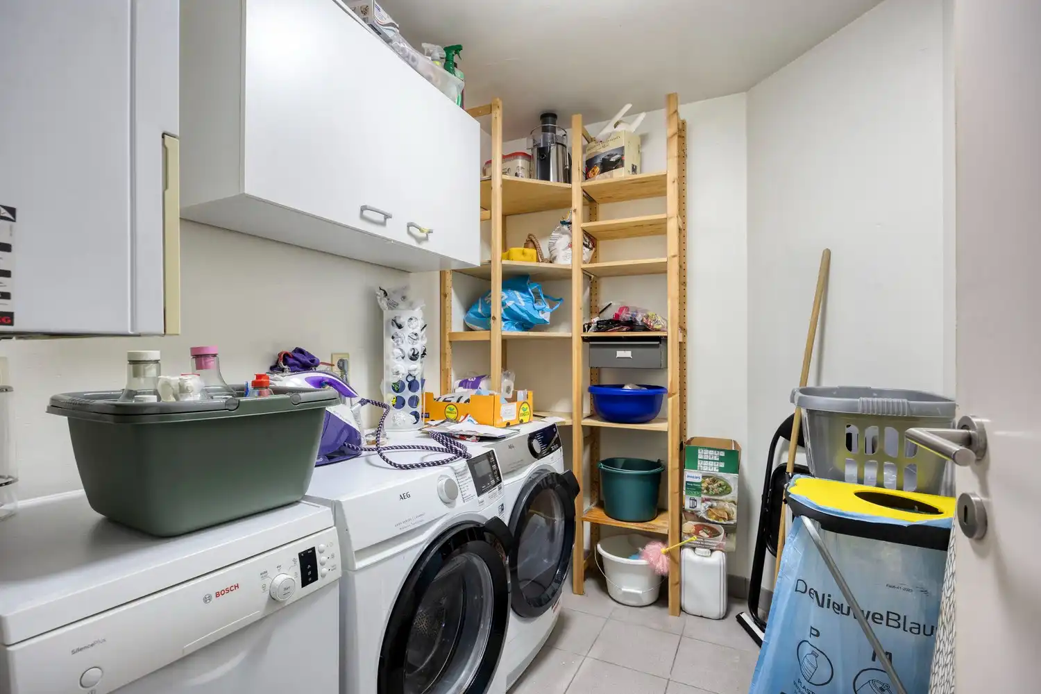 Afgesloten garagebox met automatische poort gelegen aan de achterzijde van het gebouw foto 10