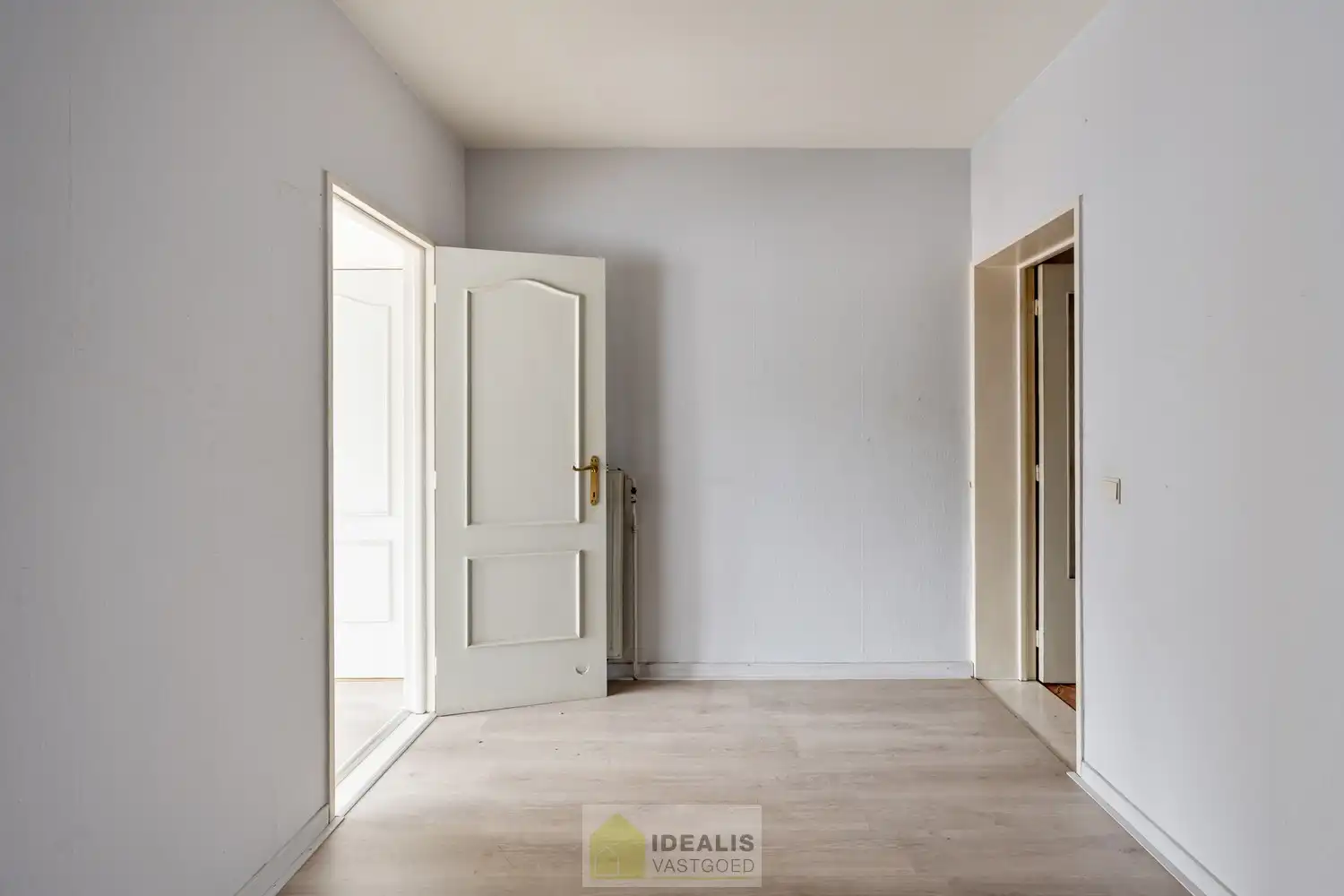 IDEALIS VASTGOED -  INVESTERINGSEIGENDOM BESTAANDE UIT 2 GELIJKVLOERSE HANDELSPANDEN EN 5 BOVENLIGGENDE APPARTEMENTEN IN HET CENTRUM VAN PELT! – te renoveren investeringseigendom op een toplocatie in Pelt (Neerpelt). Gelijkvloers 2 handelspanden, op de 1ste verdieping een 3 slpk.-appartement, 2de verdieping een 3 slpk.-appartement en een 1 slpk.-appartement en op de 3de verdieping een 3 slpk.-appartement en een 1 slpk.-appartement. Geschikt voor zij die zoeken naar een interessante investering in het centrum van Pelt. foto 24