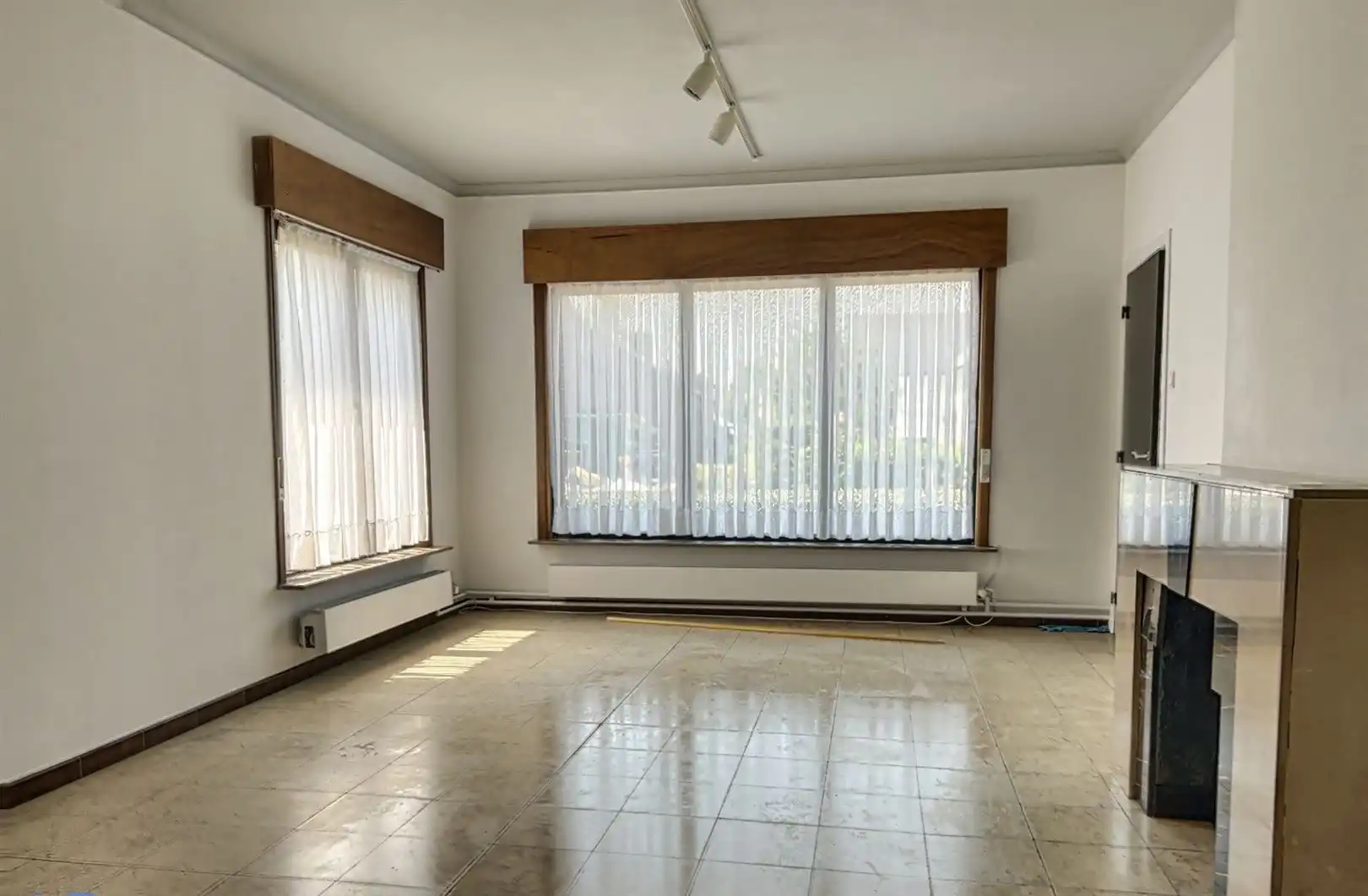 Rustig gelegen open bebouwing met 2 slaapkamers en bureau op een perceel van 920 m². foto 2