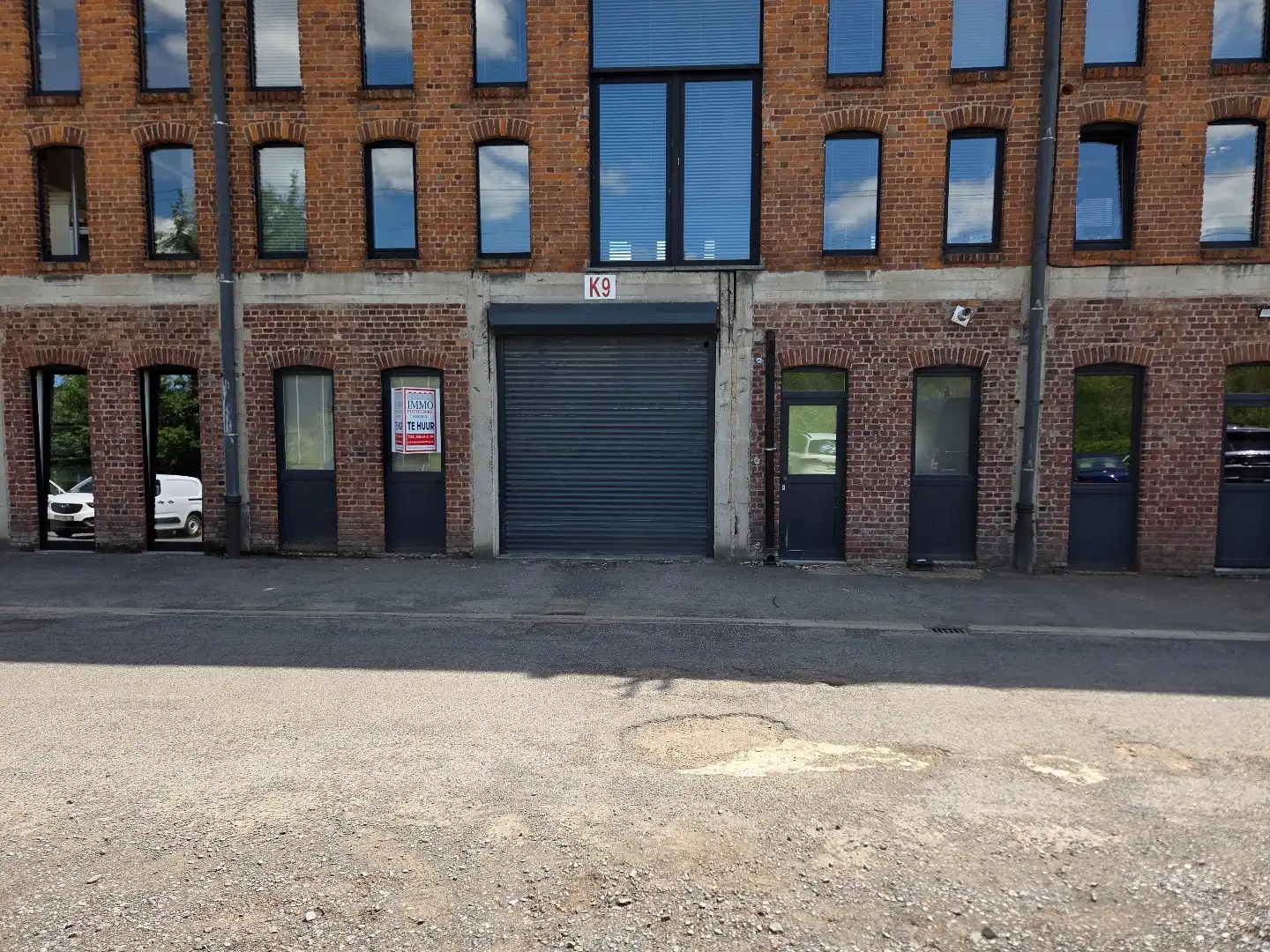 Magazijn van 220m² op commercieel centrum Pottelberg foto 9