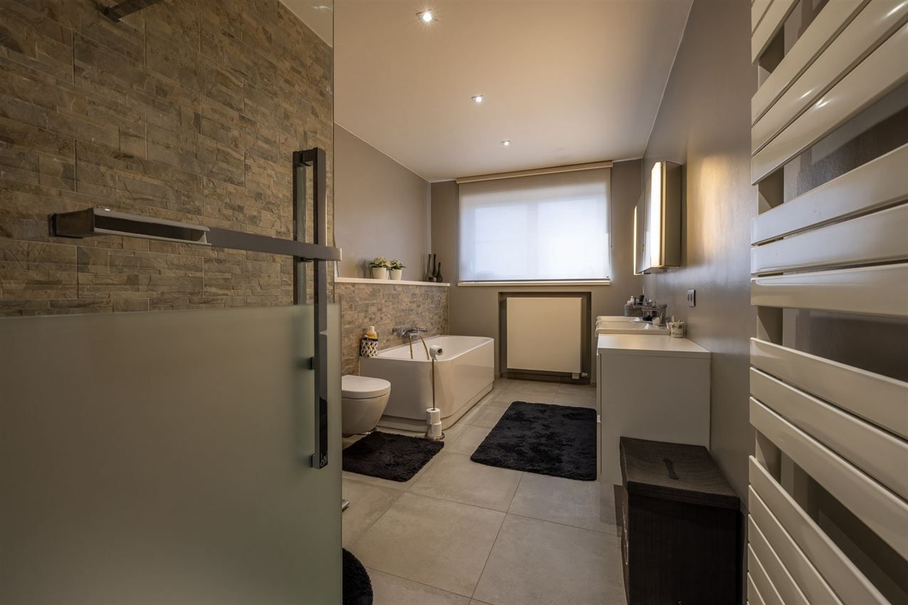 Bauhaus stijl '60, panoramisch zicht op Basiliek foto 23