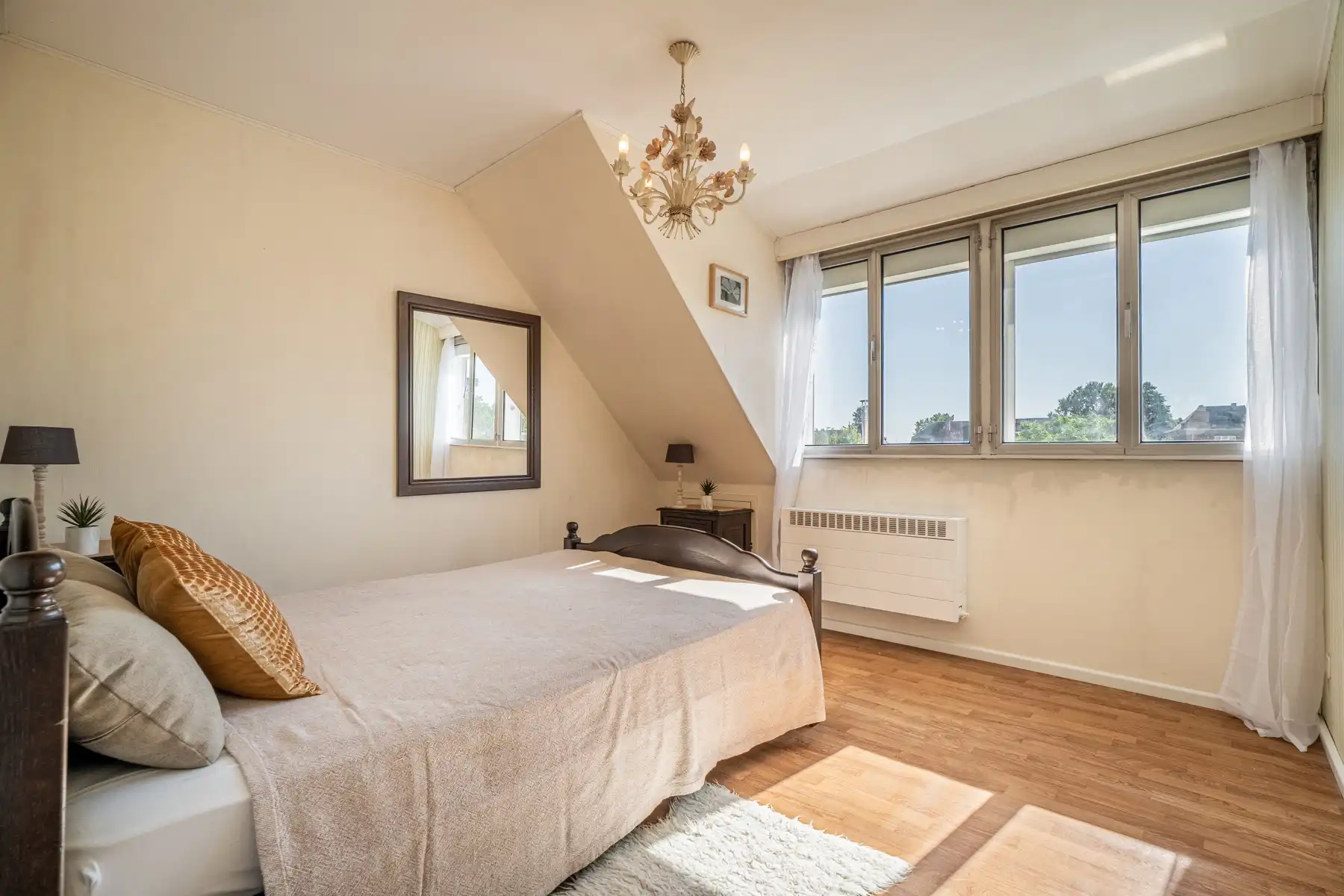 Halfopen woning met tuin, garage en oprit foto 17