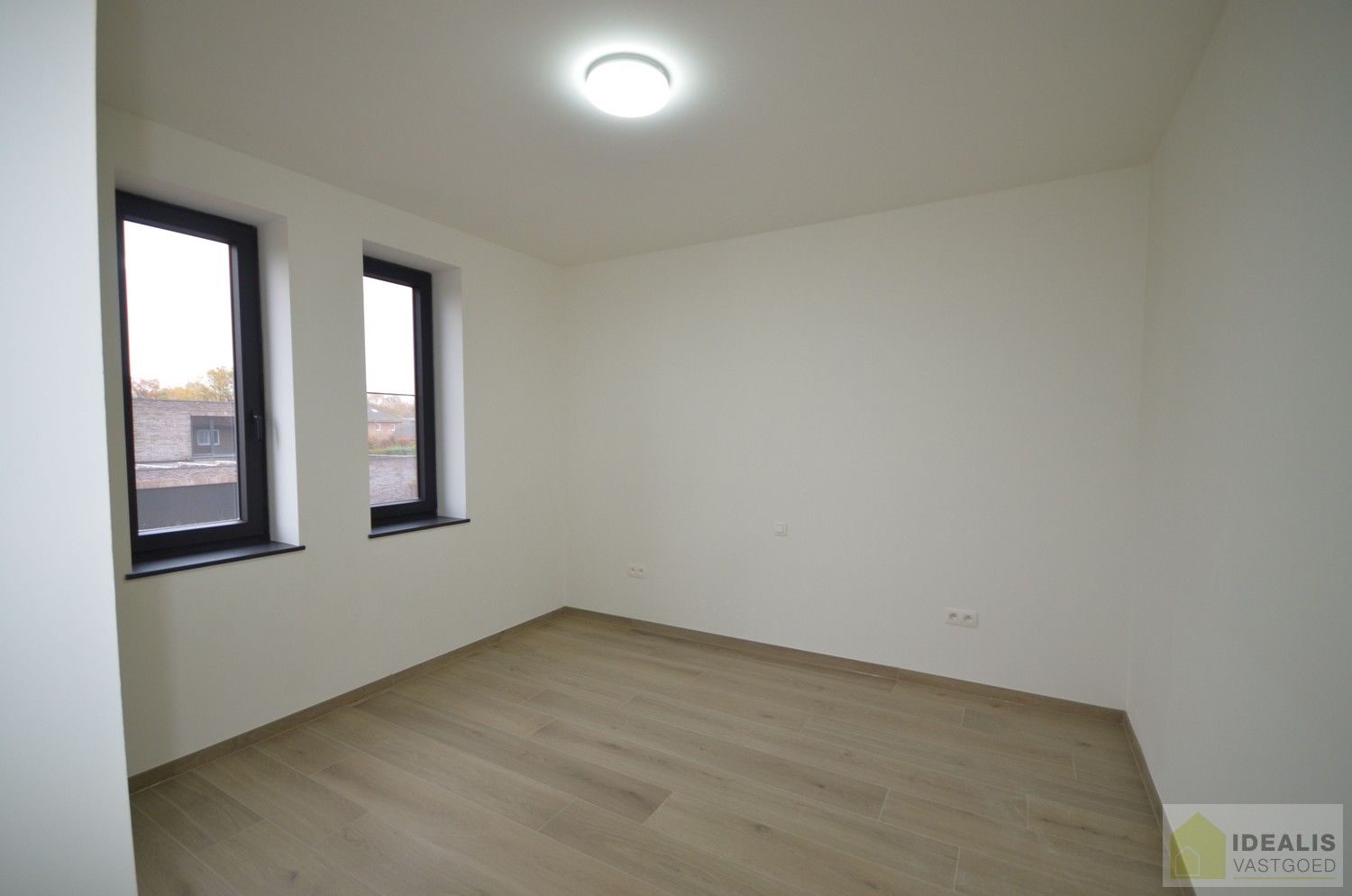 IDEALIS VASTGOED  - Uiterst ruime nieuwbouwwoning met een fijne leefruimte, 4 slaapkamers, praktische wasruimte en inbouwkasten! De woning is volledig geschilderd en dus instapklaar!! Centrale ligging t.o.v. het centrum van Overpelt, alsook vlakbij expresweg A24. foto 12