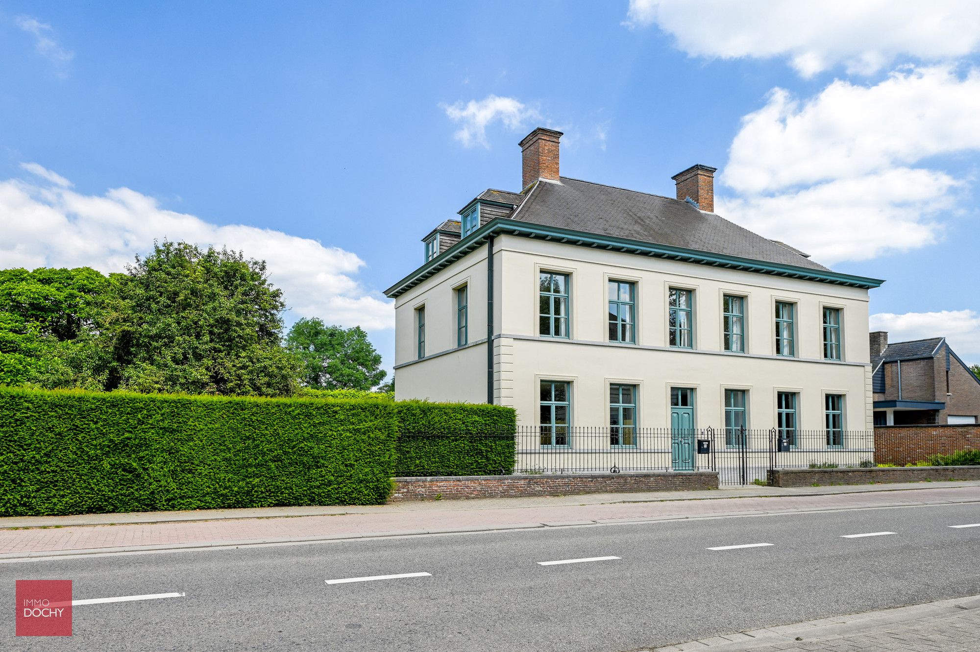 Centraal gelegen praktijkruimte of bureel met woonst foto {{pictureIndex}}