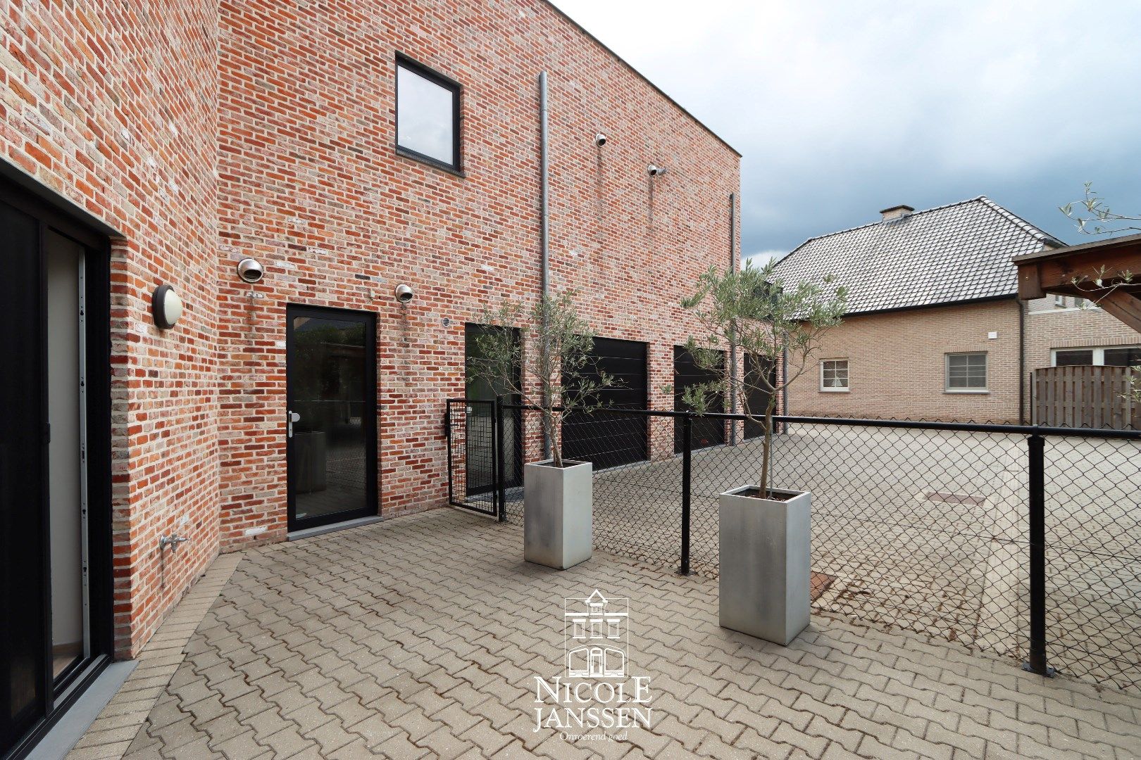 Instapklaar appartement met twee slaapkamers, tuintje en carport foto 8