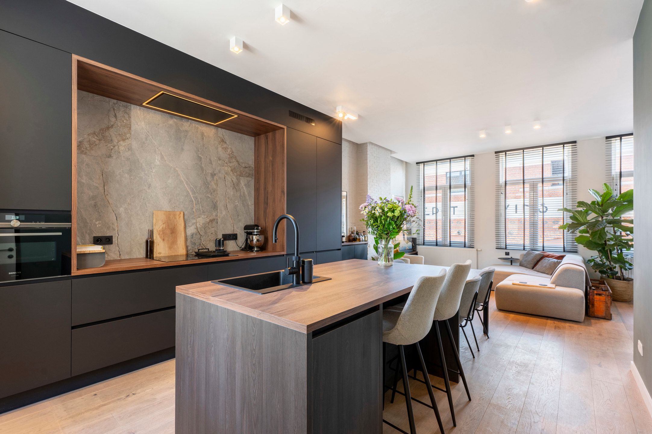 Top gerenoveerd appartement aan het Zuid in Antwerpen. foto {{pictureIndex}}
