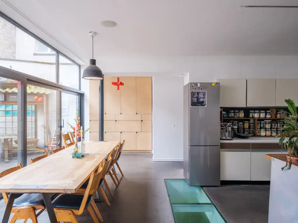 Bijzonder ruime duplex loft (263 m2&nbsp;bvo) met buitenruimte, 3 slaapkamers, 2 badkamers en inpandige garage nabij de Vrijdagsmarkt. foto {{pictureIndex}}