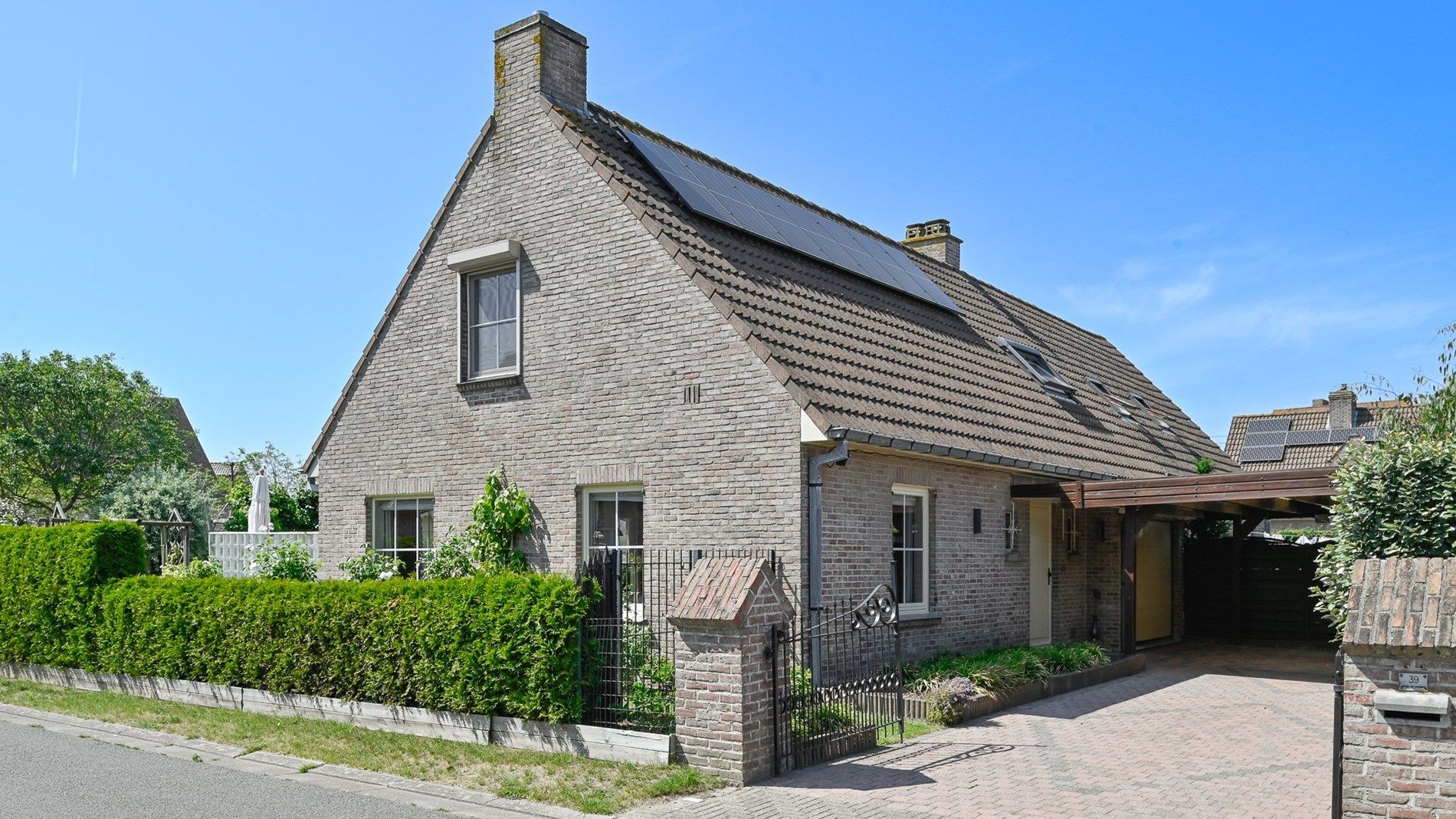 Halfopen villa met garage en zonnige tuin foto {{pictureIndex}}