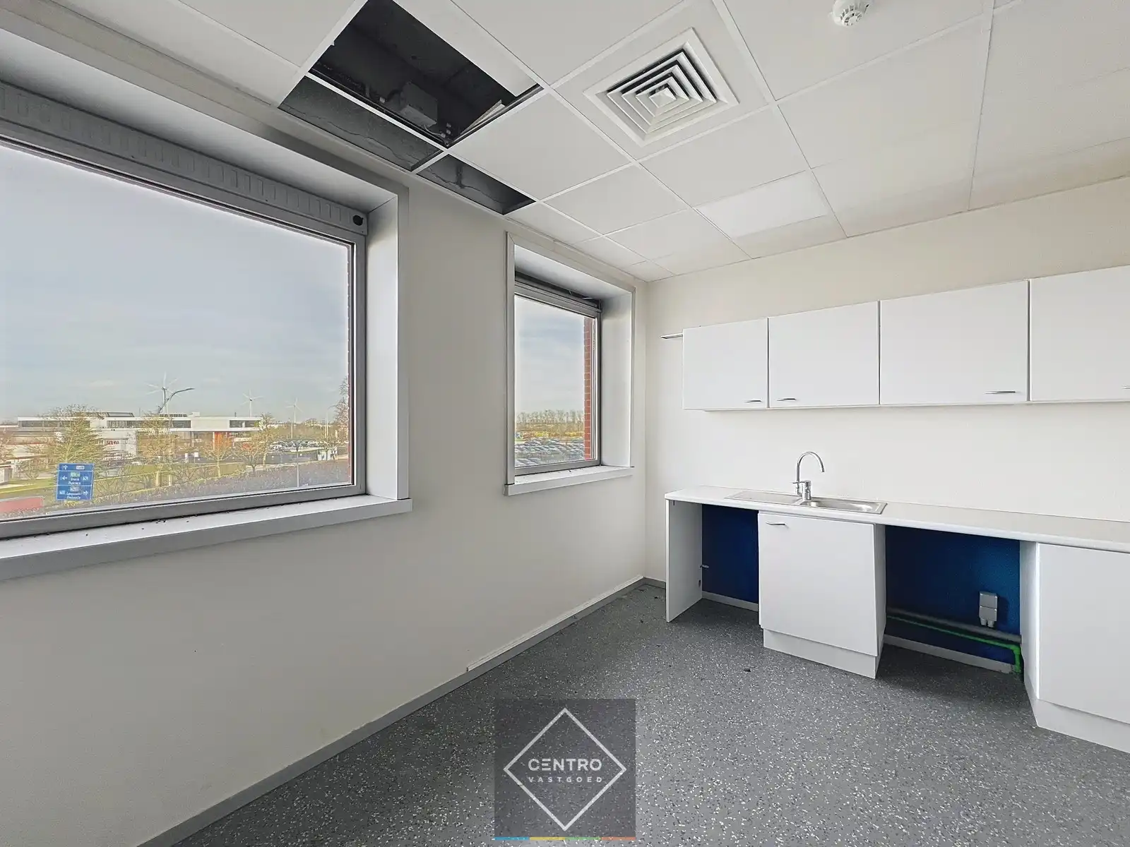 Instapklare KANTOORRUIMTEN (± 255 m²) - ALL-IN formule (huur, verbruik, randaccomodatie, etc.) te IEPER. foto 7