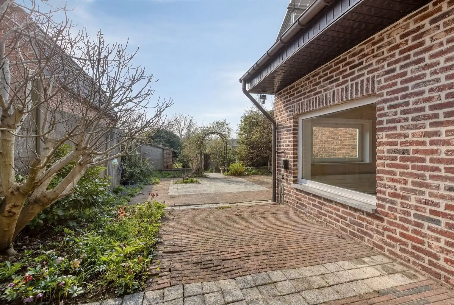 Charmante halfopen bebouwing met 3 slaapkamers, omheinde tuin en zonnepanelen, gunstig gelegen nabij het centrum van Maaseik. foto 24