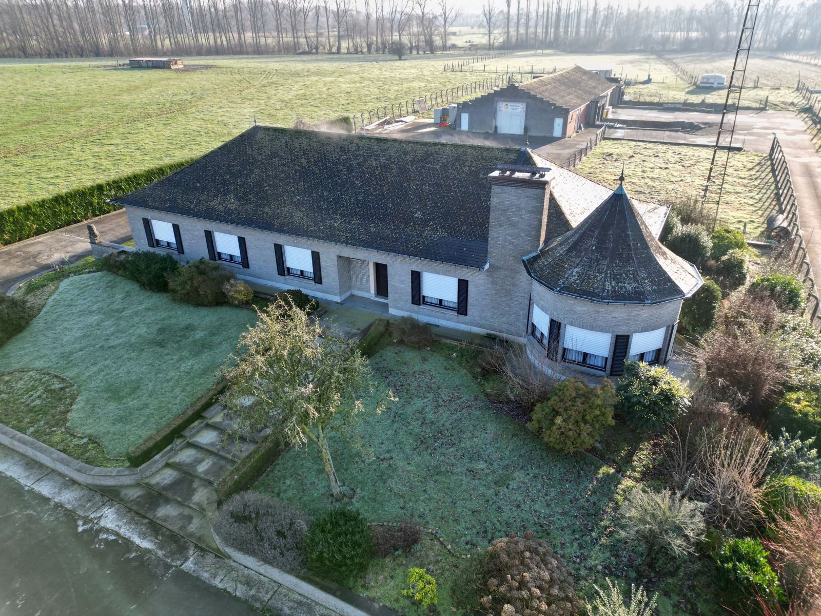 Hoofdfoto van de publicatie: Landelijk gelegen villa (+ magazijn) met ruimte, charme en comfort!