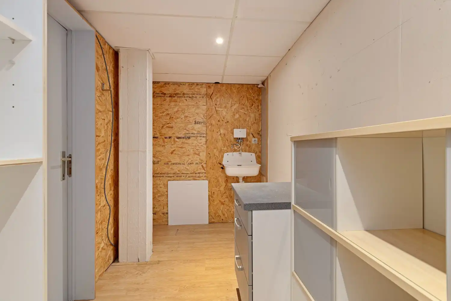 Handelspand met maximale zichtbaarheid langs de Rijksweg in Maasmechelen foto 14