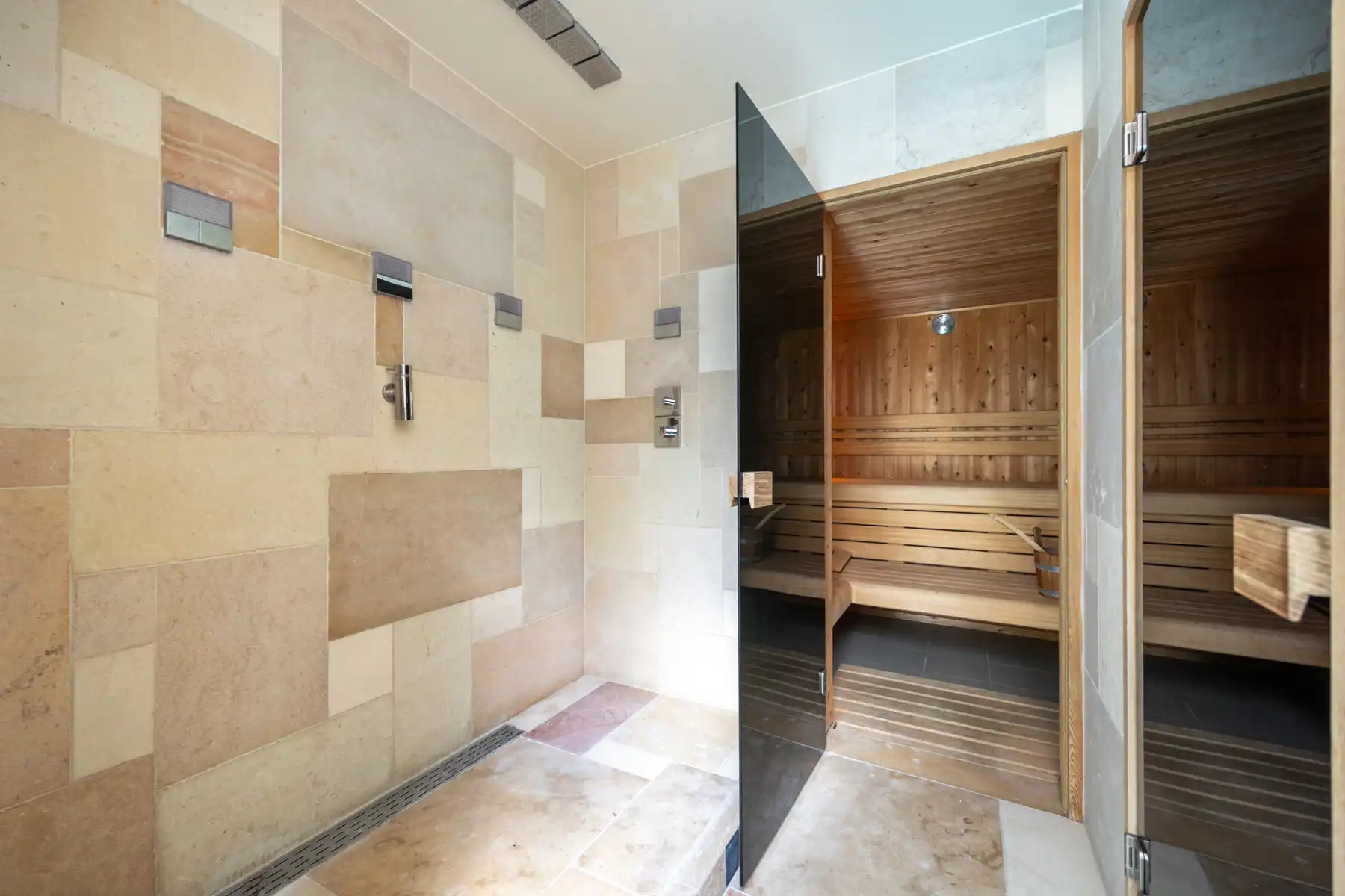 Exclusieve laagbouwvilla met binnen-en buitenzwembad foto 22