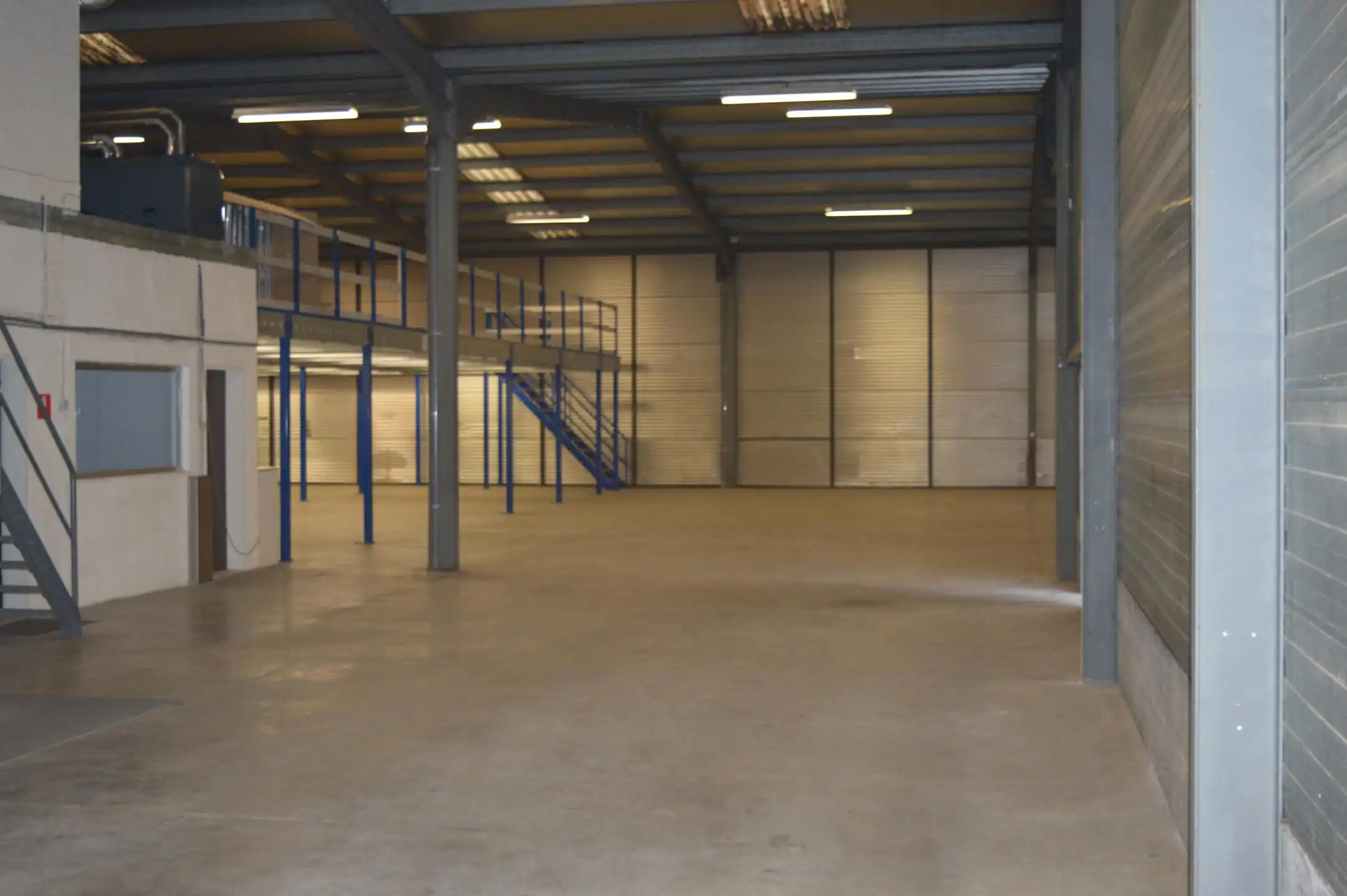 Aartselaar: Magazijn met kantoor te huur foto 3