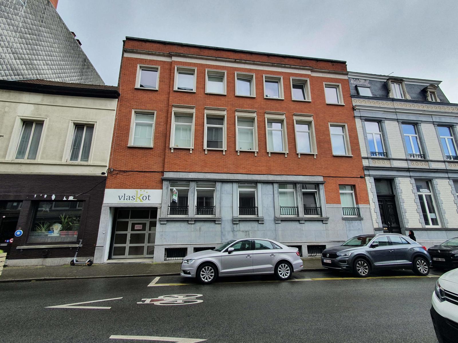 Grote moderne studentenkamer met eigen badkamer foto 2