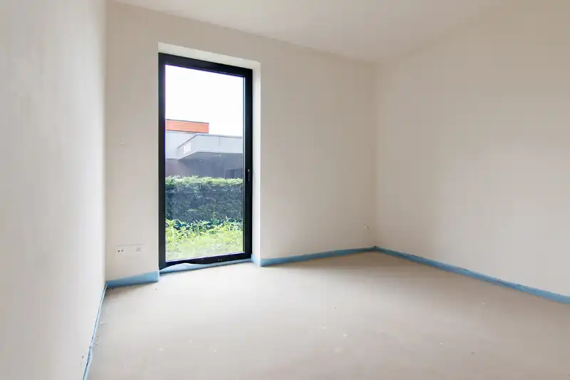 Ruim gelijkvloers nieuwbouwappartement met 4 slaapkamers en 2 badkamers, ruim terras en een mooie tuin op een goed bereikbare locatie! foto 8