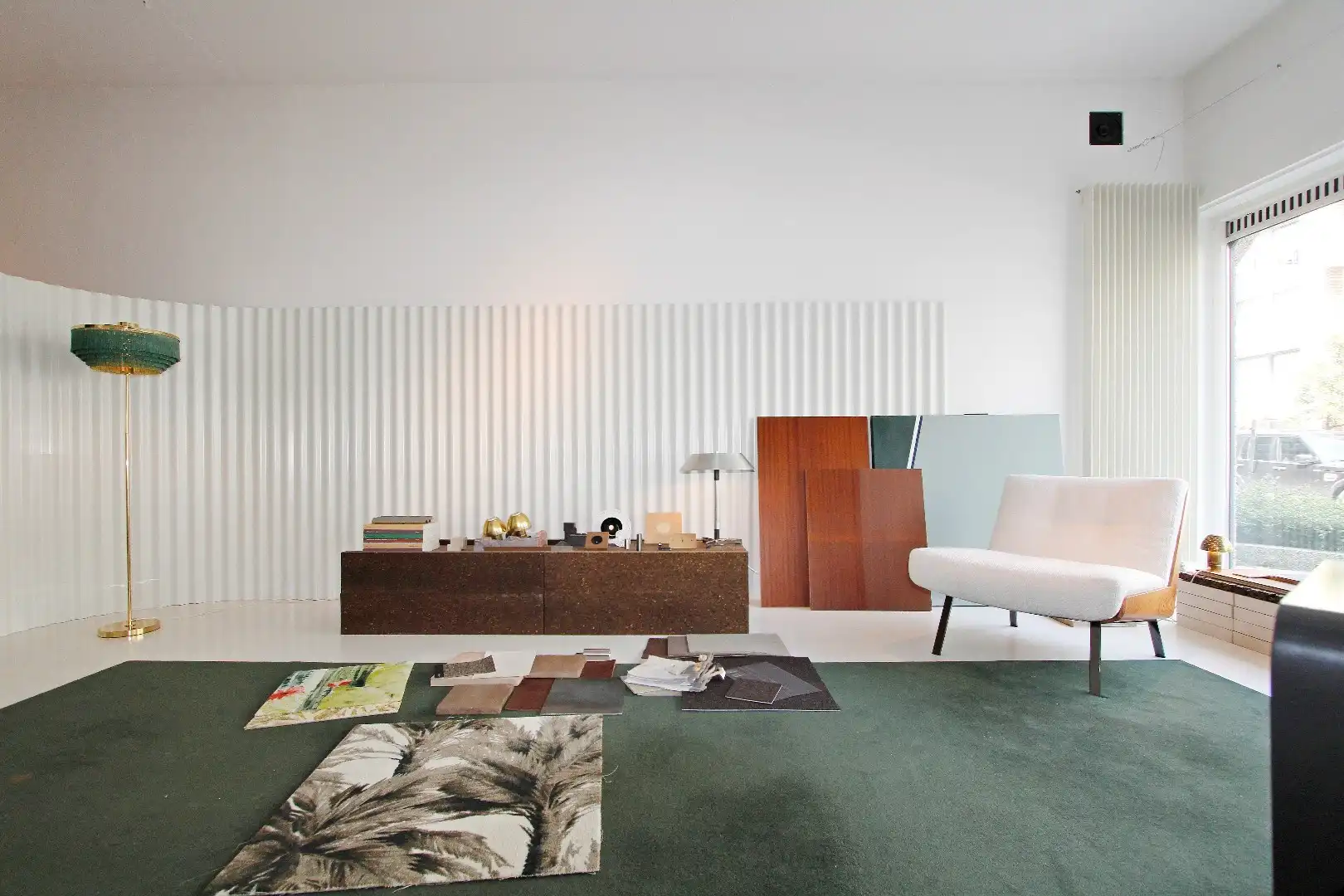 Ingericht en gemeubeld handelspand in een zijstraat van de Dumortierlaan te koop foto {{pictureIndex}}