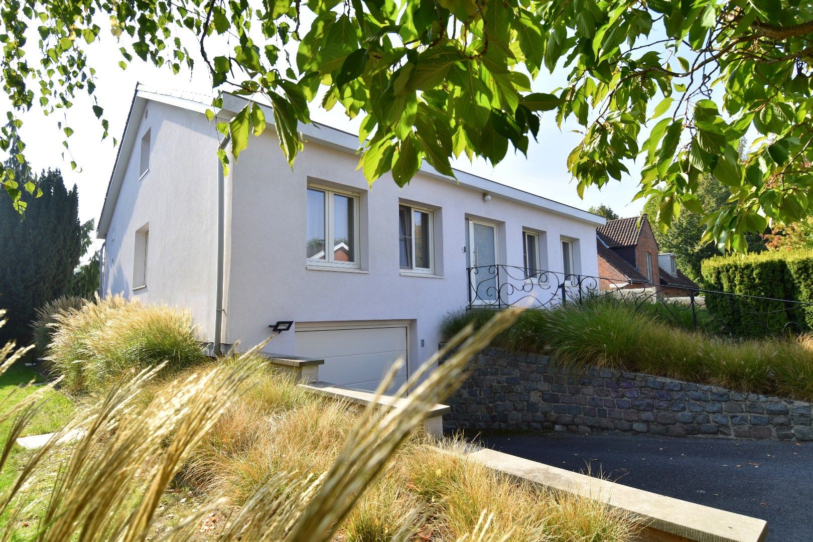 Vrijstaande woning met 3 slaapkamers, garage en tuin te koop in Wevelgem foto {{pictureIndex}}