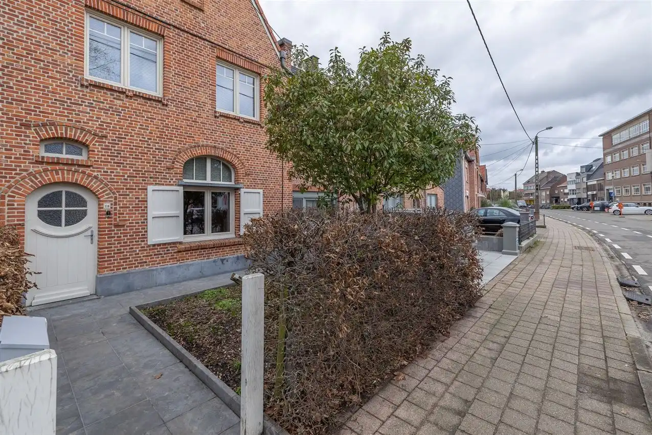 Stadswoning met drie slpk en tuintje op gunstige locatie foto 2