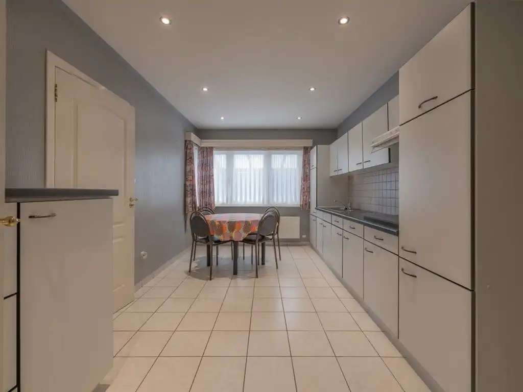 Zeer goed onderhouden vrijstaande woning met veranda en carport foto 18