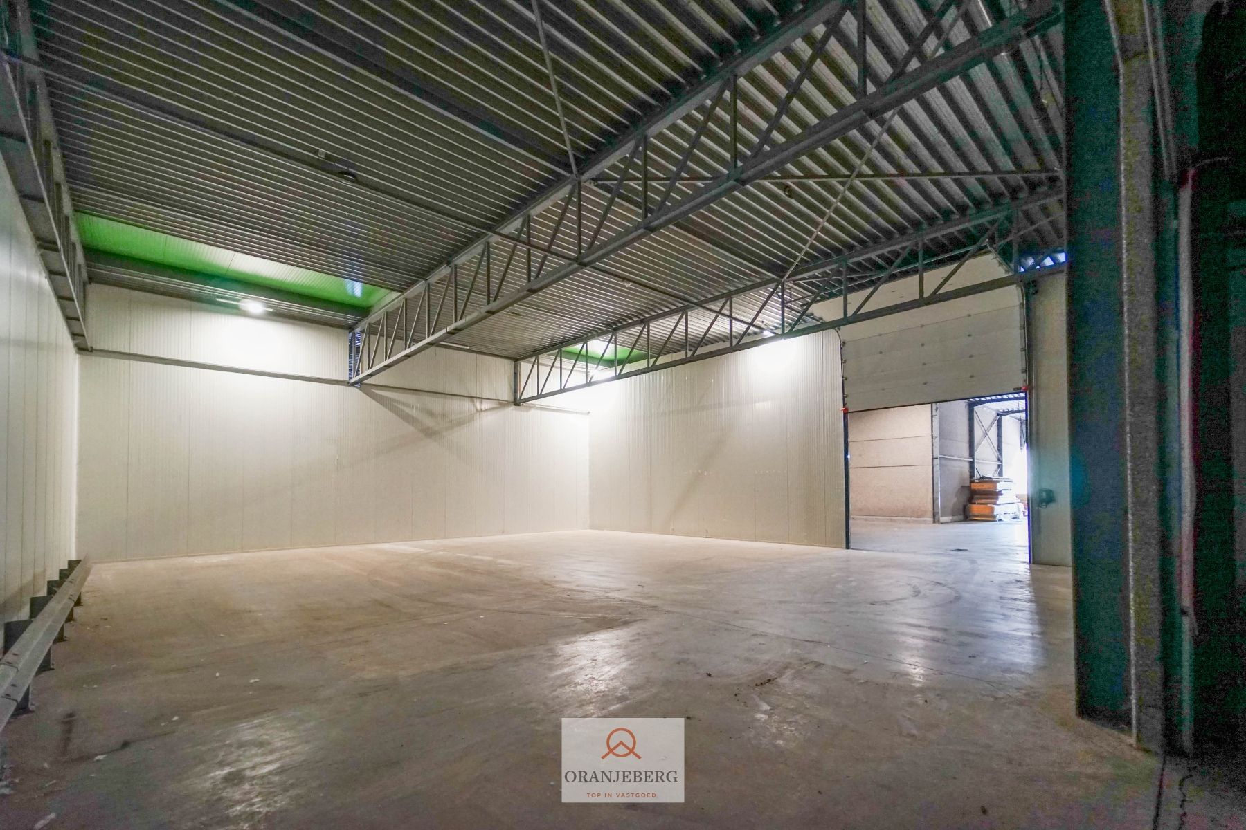 Groot magazijn (853m²) Te Huur met hoge bereikbaarheid vlakbij R4 foto 8