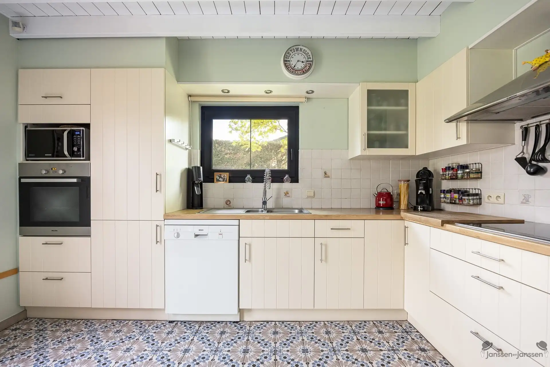 Instapklare woning met verzorgde tuin op een perceel van 810 m² foto 11