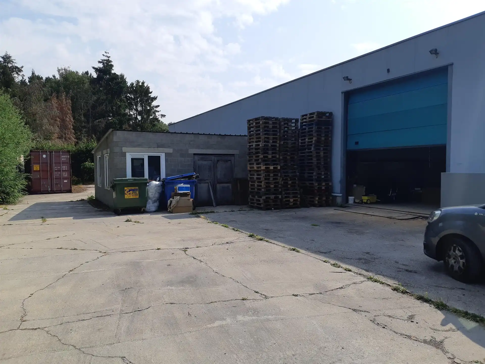 TE HUUR - Bedrijfshal met mooie showroom en kantoorruimte foto 5