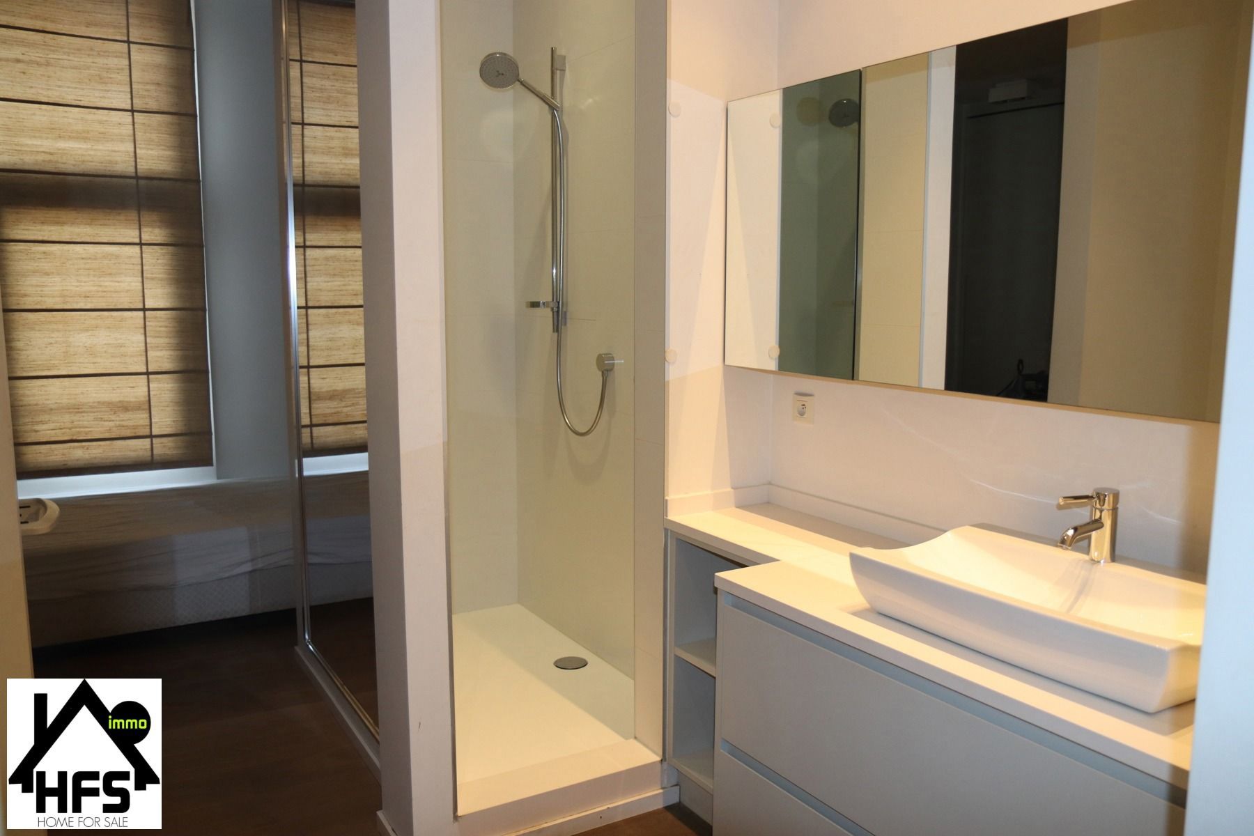 App op topligging op de Ijzerenleen met zicht op de historische gebouwen en Sint Rombouts toren foto 12