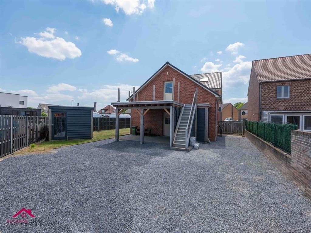 Stijlvol gerenoveerde verrassend ruime vrijstaande woning foto 3