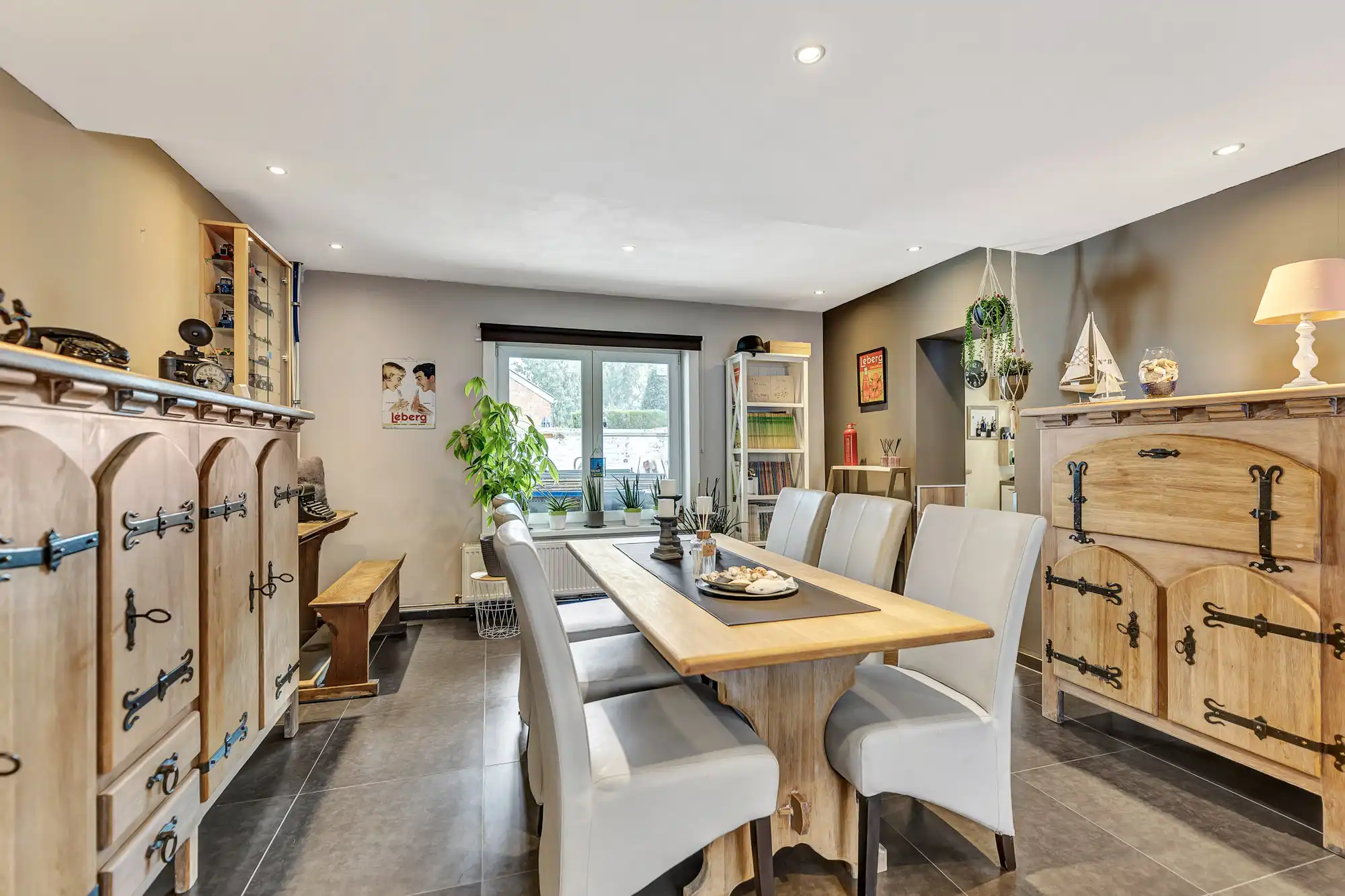 Instapklare woning met ruime garage/opslagplaats foto 4