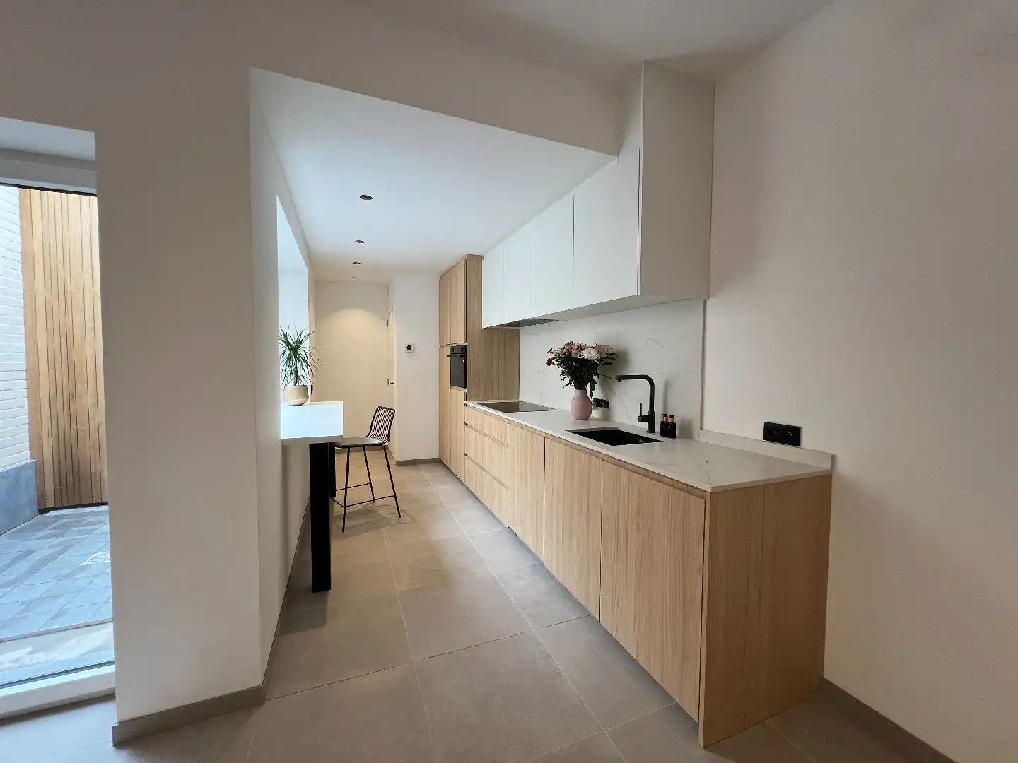 Gezellige, gerenoveerde woning met 2 slaapkamers te Ieper foto 5