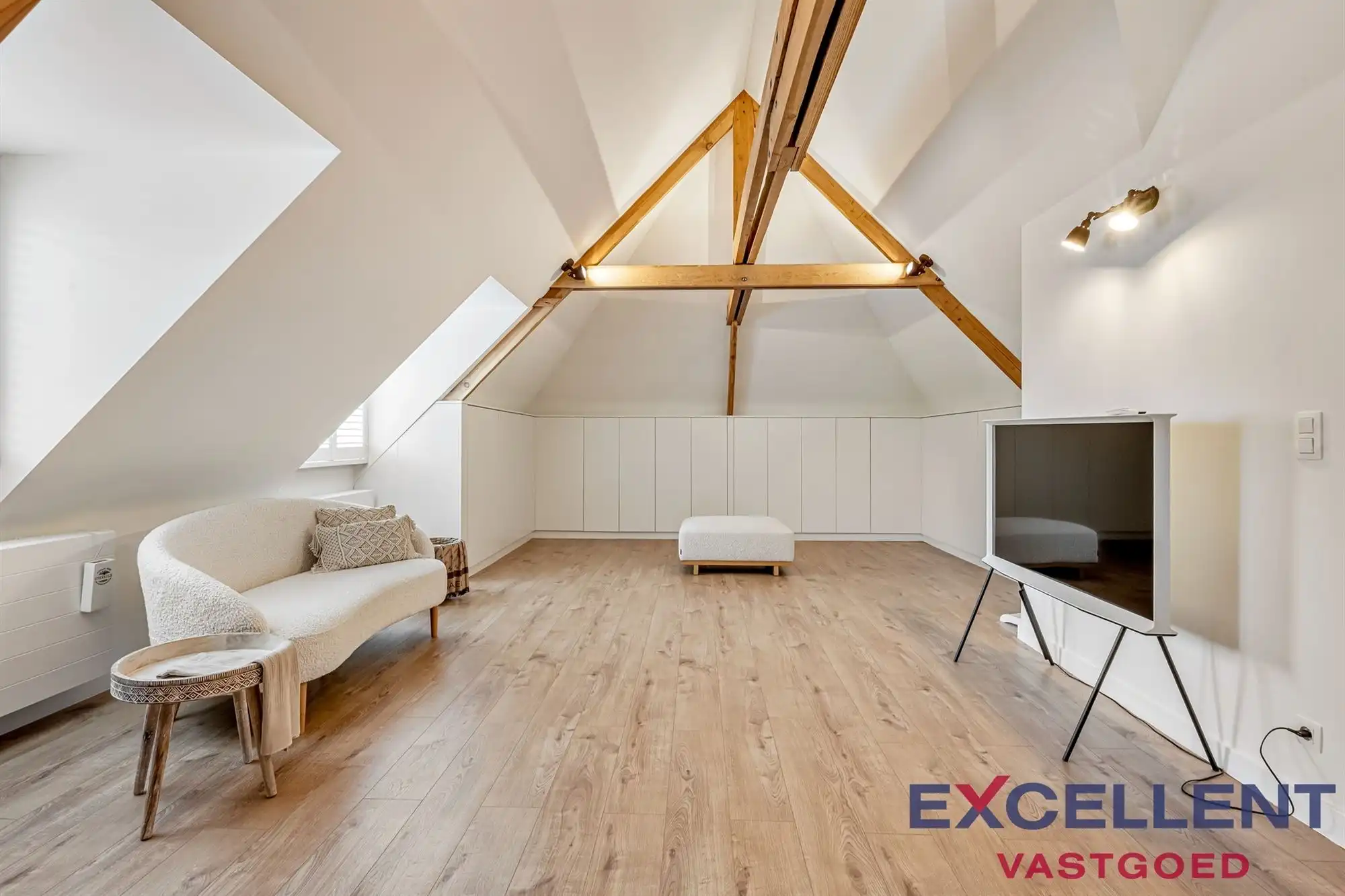 Modern gerenoveerde en riante villa met verzicht te koop foto 23
