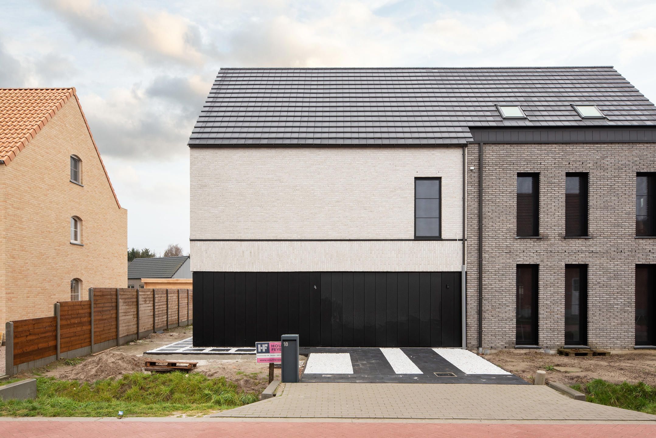 Instapklare nieuwbouw halfopen bebouwing met tuin en garage foto {{pictureIndex}}