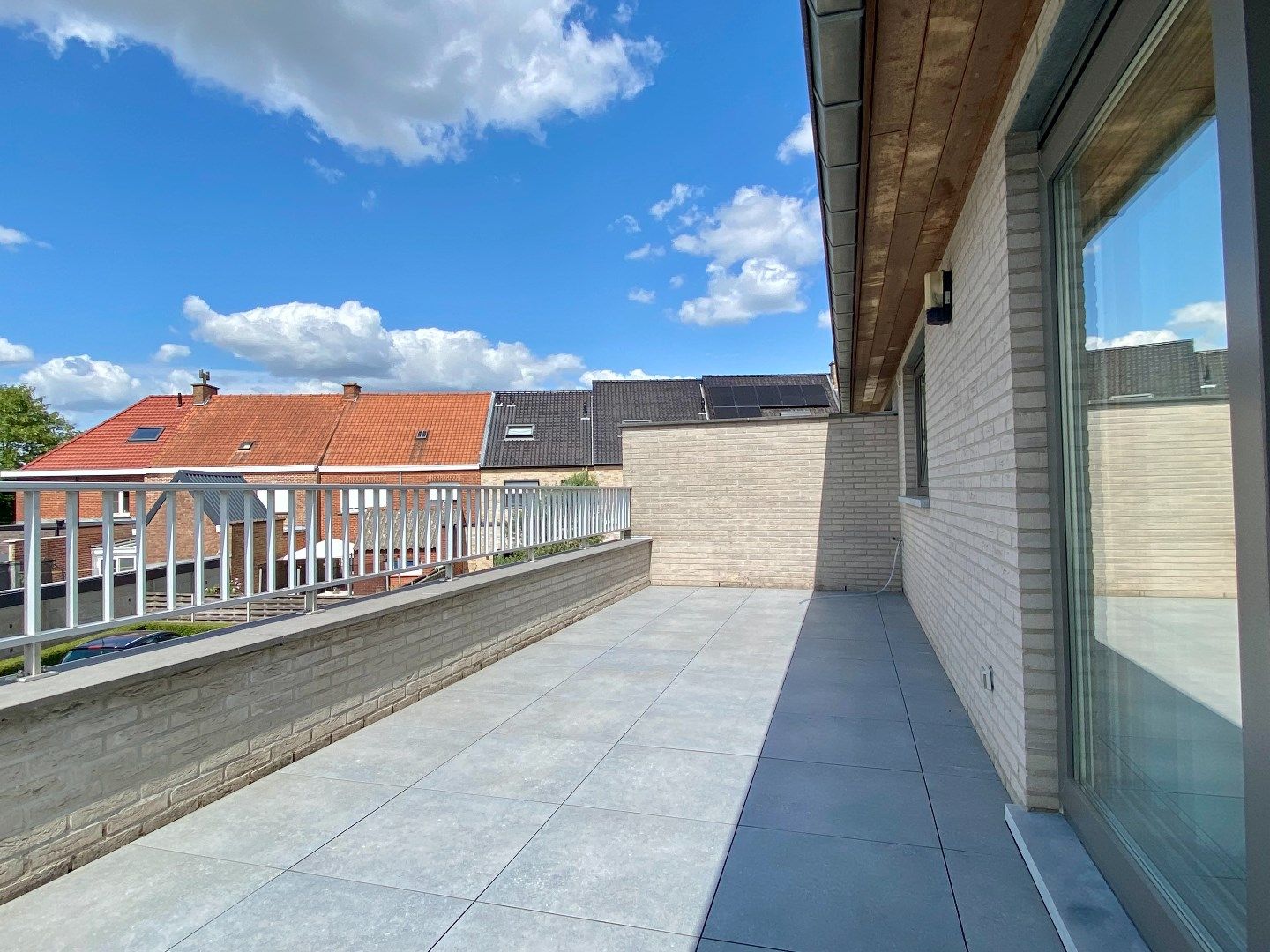 Instapklaar appartement met garage en ruim terras foto 7