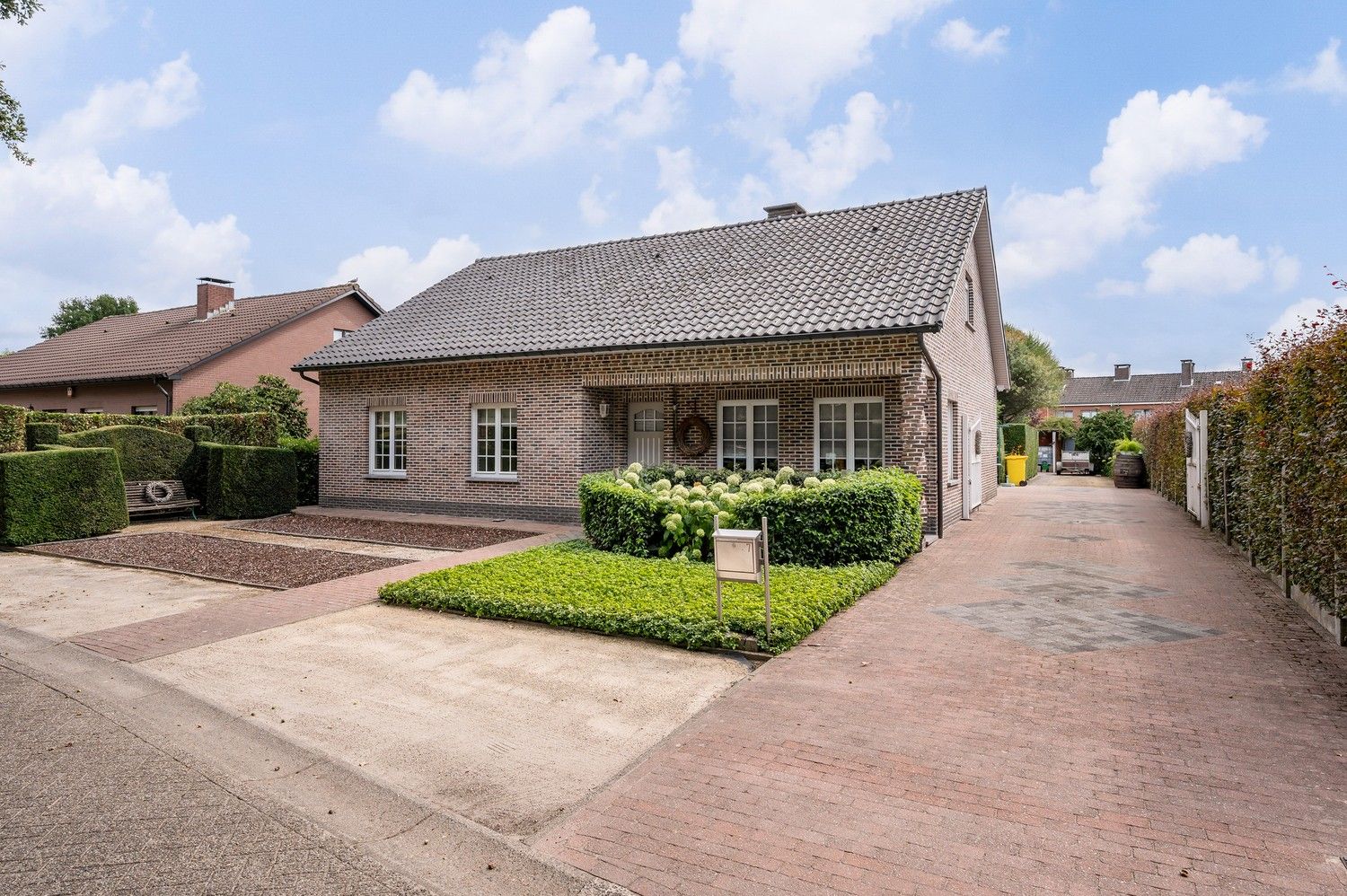 Hoofdfoto van de publicatie: Ruime gezinswoning op breed en groot perceel van 1122m²