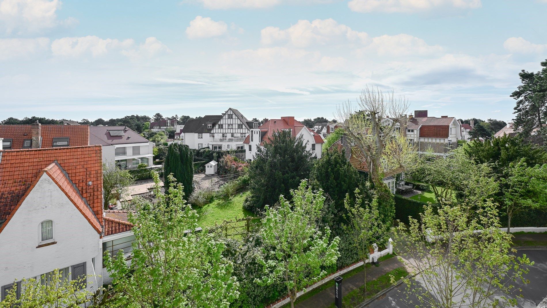 Verzorgd appartement met aangename gevelbreedte genietend van een prachtig open zicht op de villa's, gelegen in het centrum van Knokke. foto 1