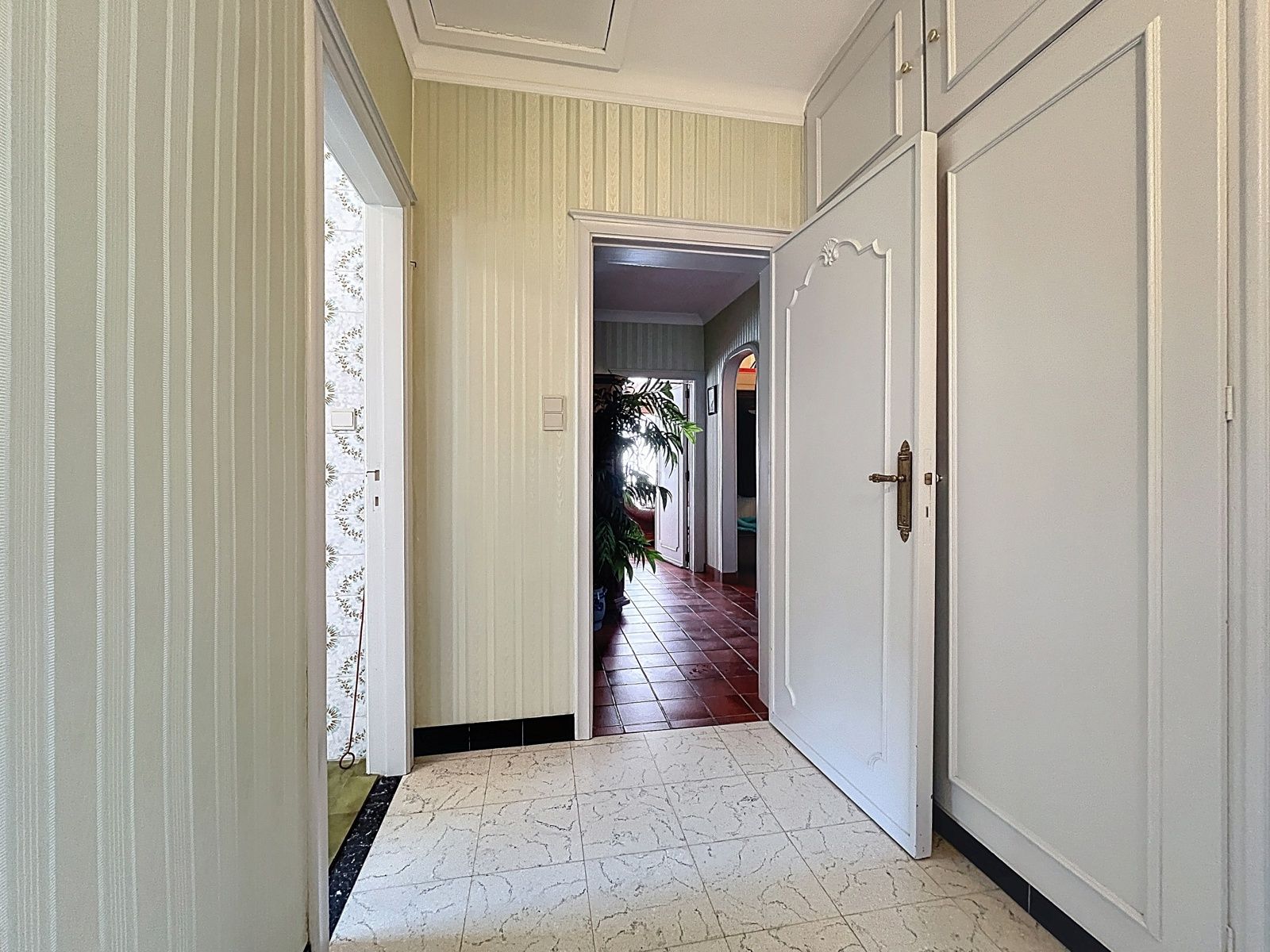 Gelijkvloerse villa met 3 slks & tuin op 7 minuten van  E40  foto 9