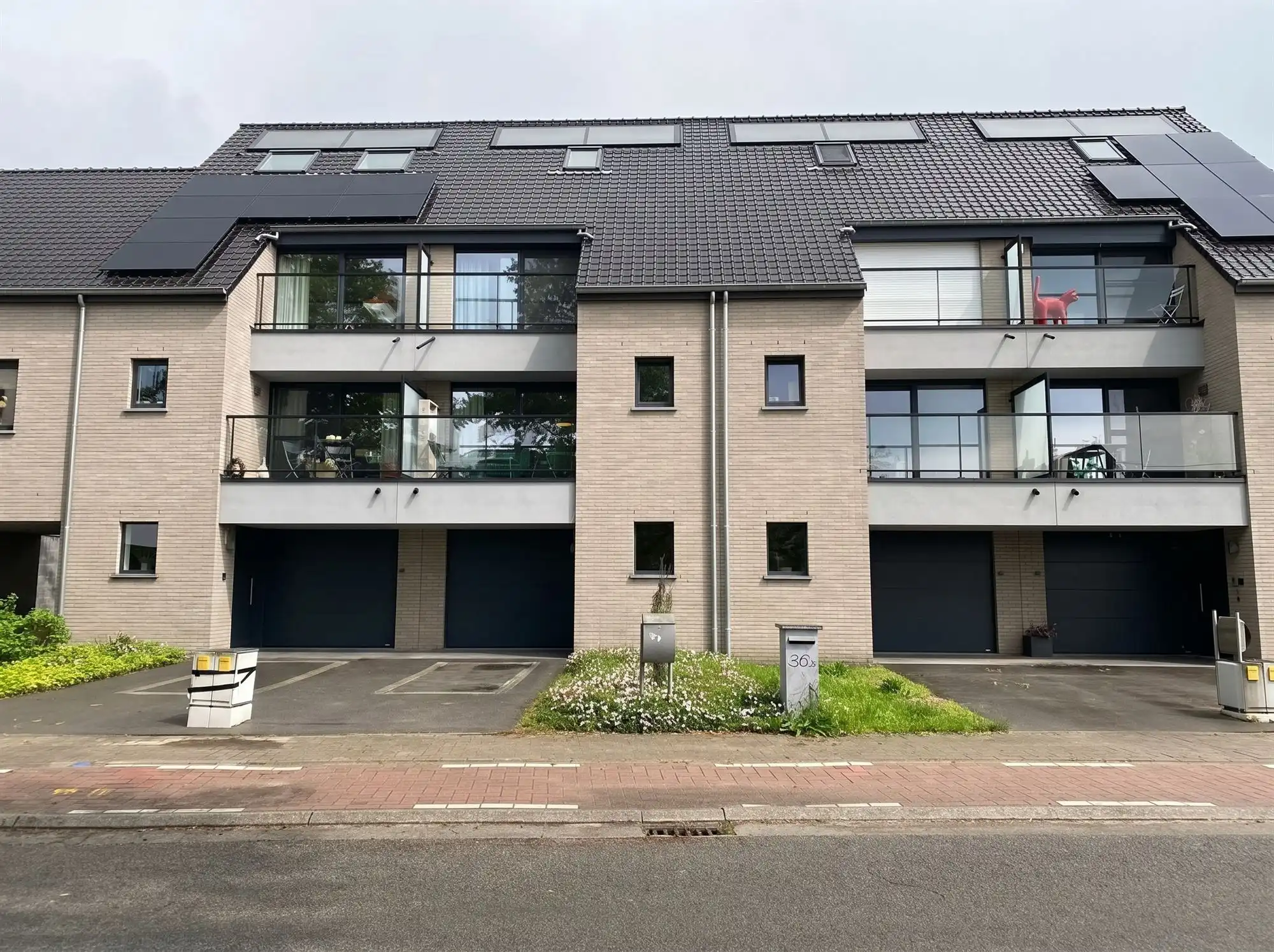 Knappe en ruime bel-etage met 3 slaapkamers, grote garage en tuin. foto {{pictureIndex}}