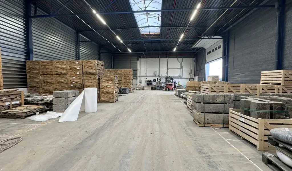 Logistieke loods met kantoren te huur in Bornem foto 2