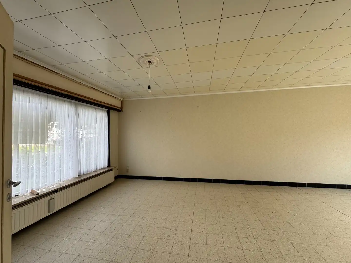 Te renoveren ruime gezinswoning met 5 slaapkamers op een rustige locatie te Heist. foto 3