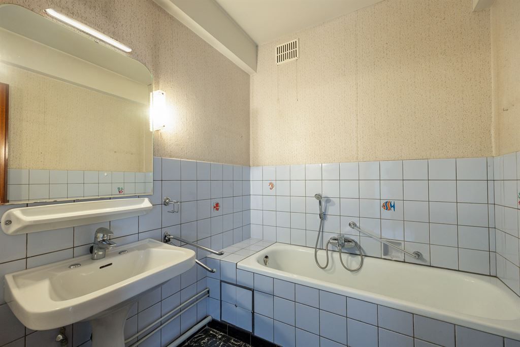 Lichtrijk, op te frissen appartement  foto 15