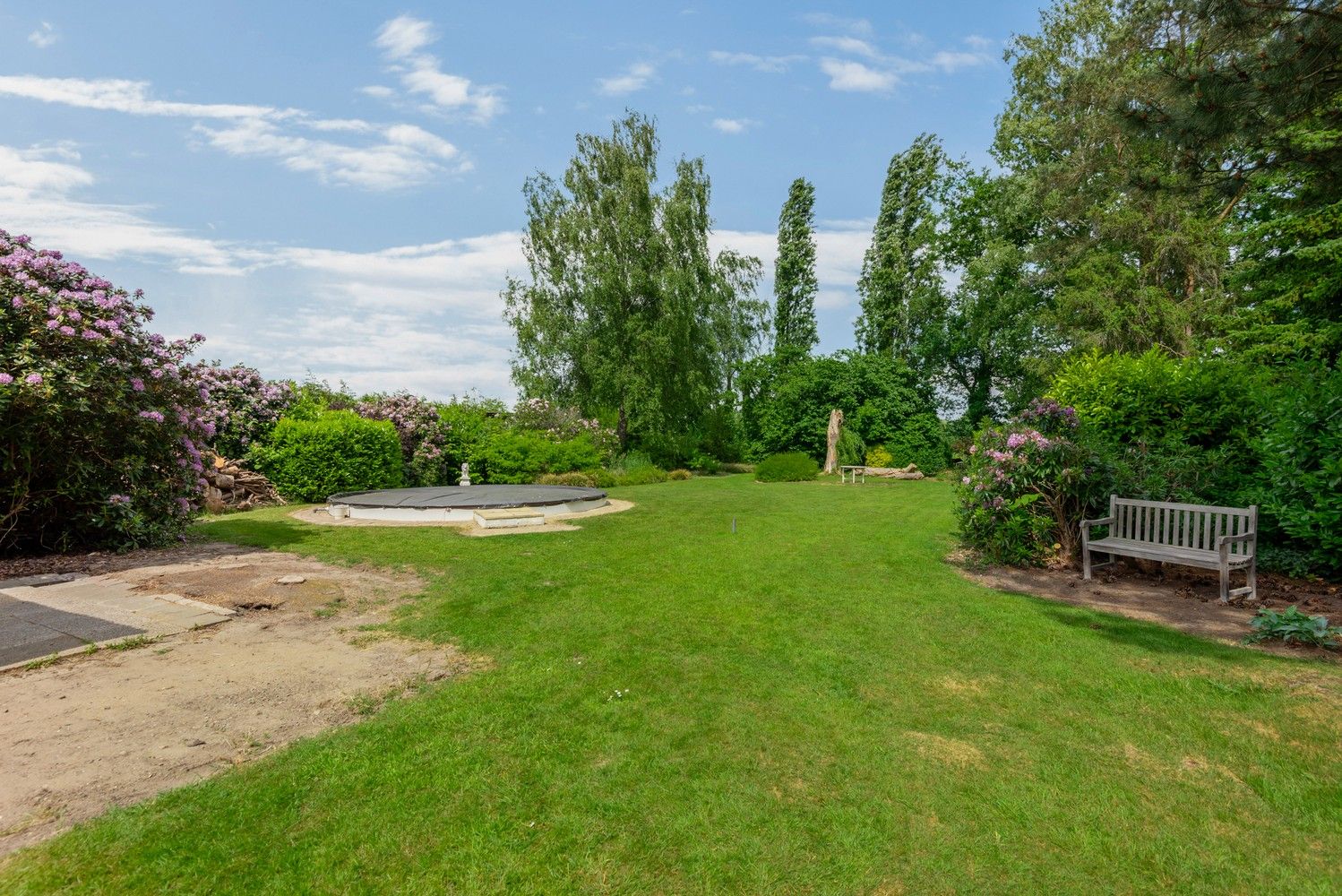 Ruime woning met prachtig onderhouden tuin met verzicht over de velden foto 30