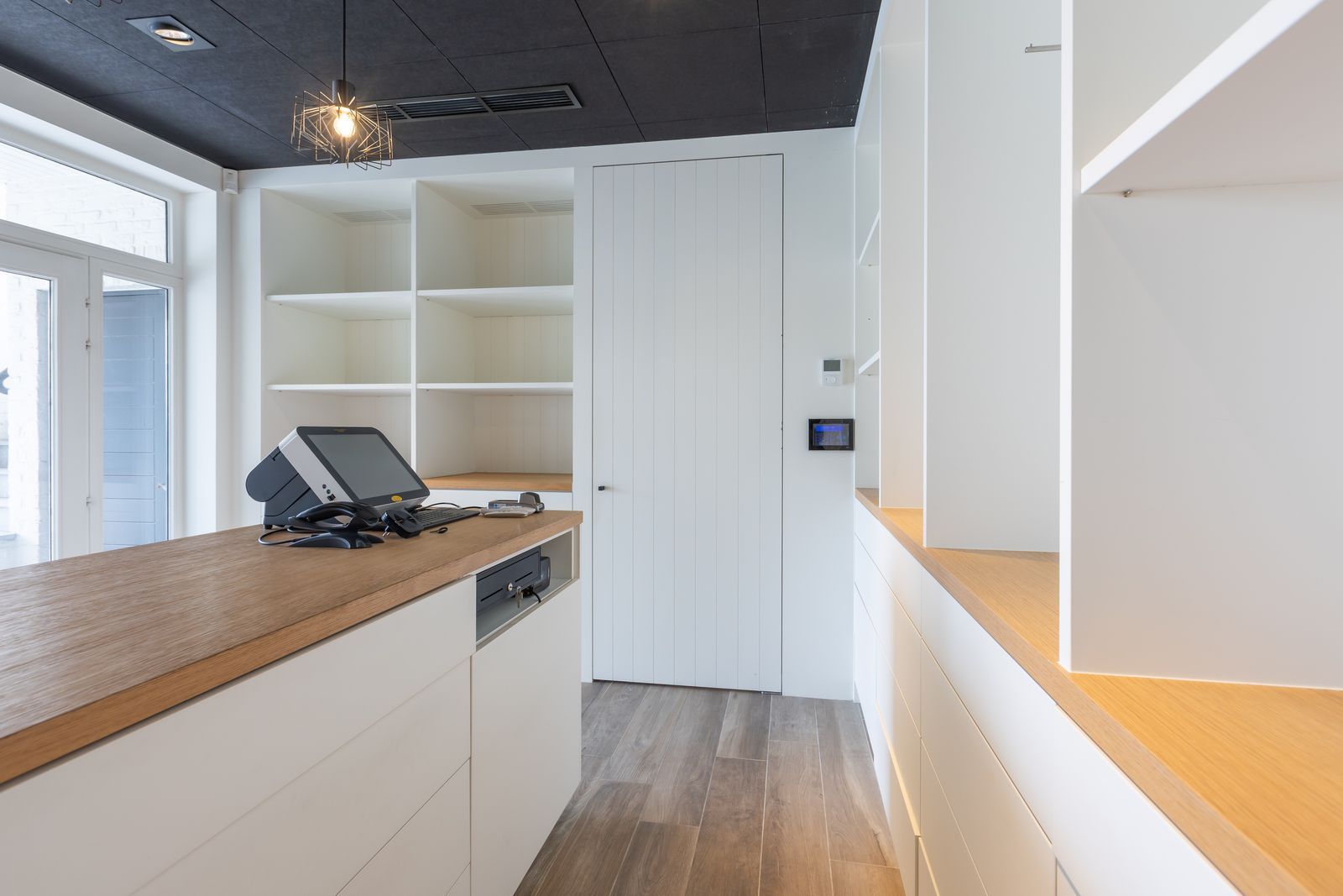 Grote eigendom met winkel, 2 appartement én prachtige loods foto 14