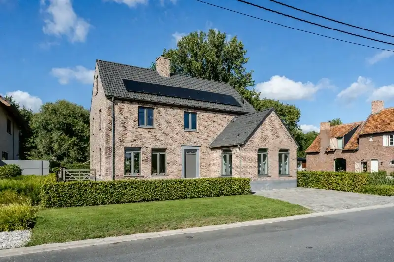 Grote woning op ruim perceel met landelijk karakter. foto {{pictureIndex}}