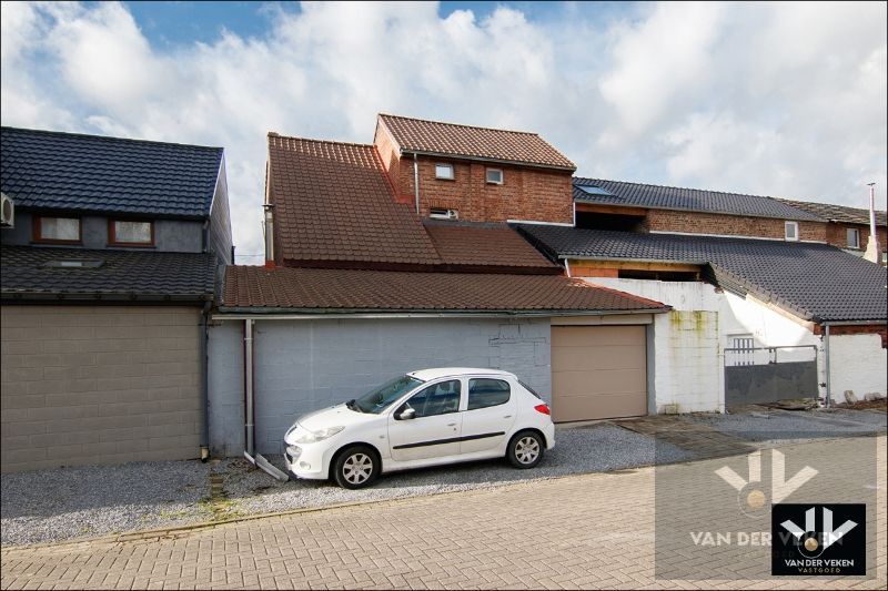 RUIME, GOED ONDERHOUDEN WONING MET 3 SLPK NABIJ TONGEREN-CENTRUM foto 13