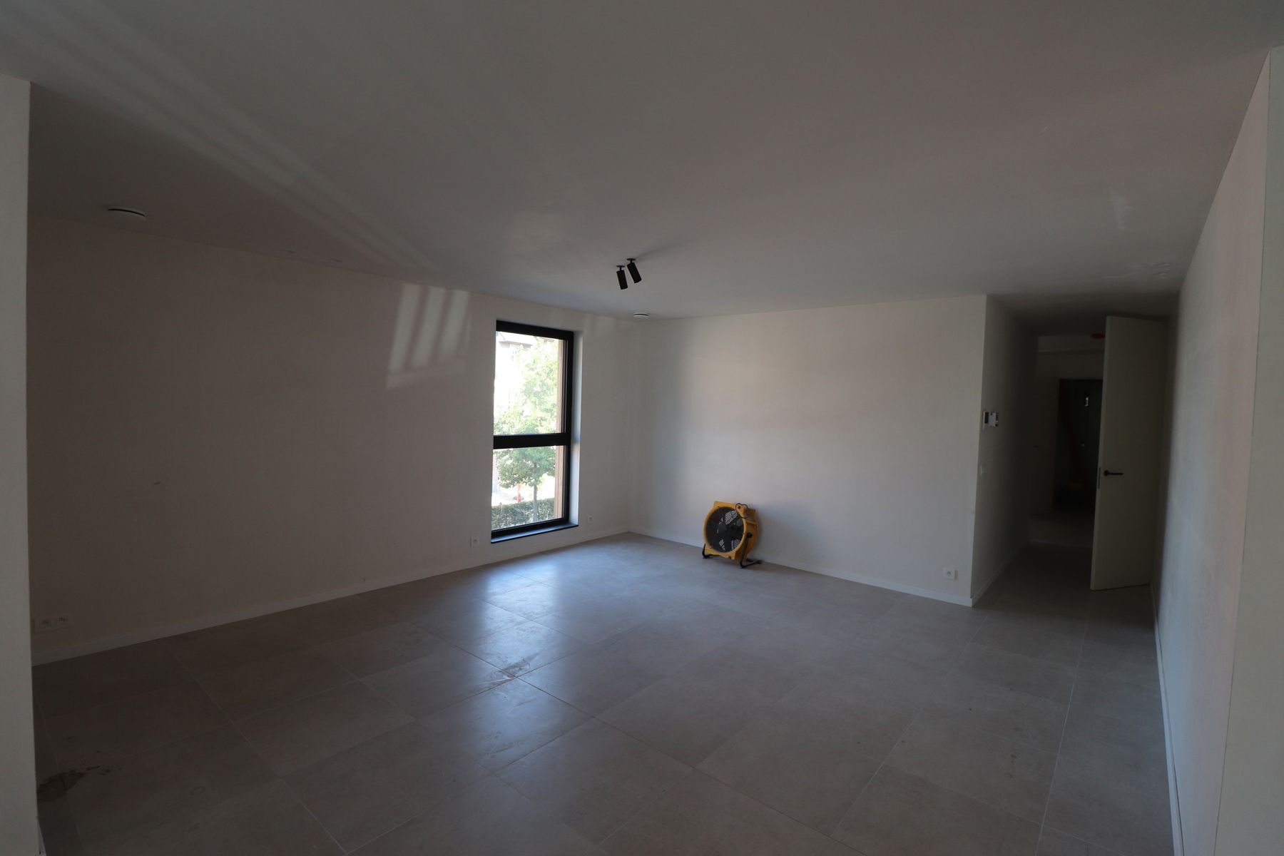 Prachtig nieuwbouwappartement met 2 slaapkamers, groot overdekt terras, autostaanplaats en berging. foto 5