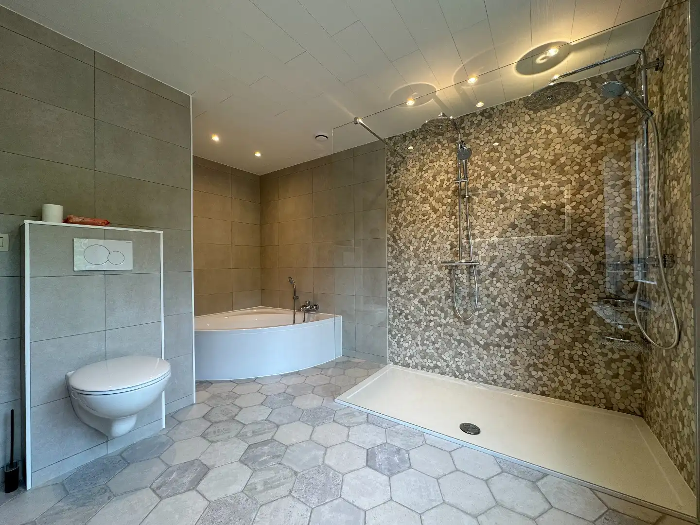 Een 4-gevelwoning met garage en  tuin foto 18