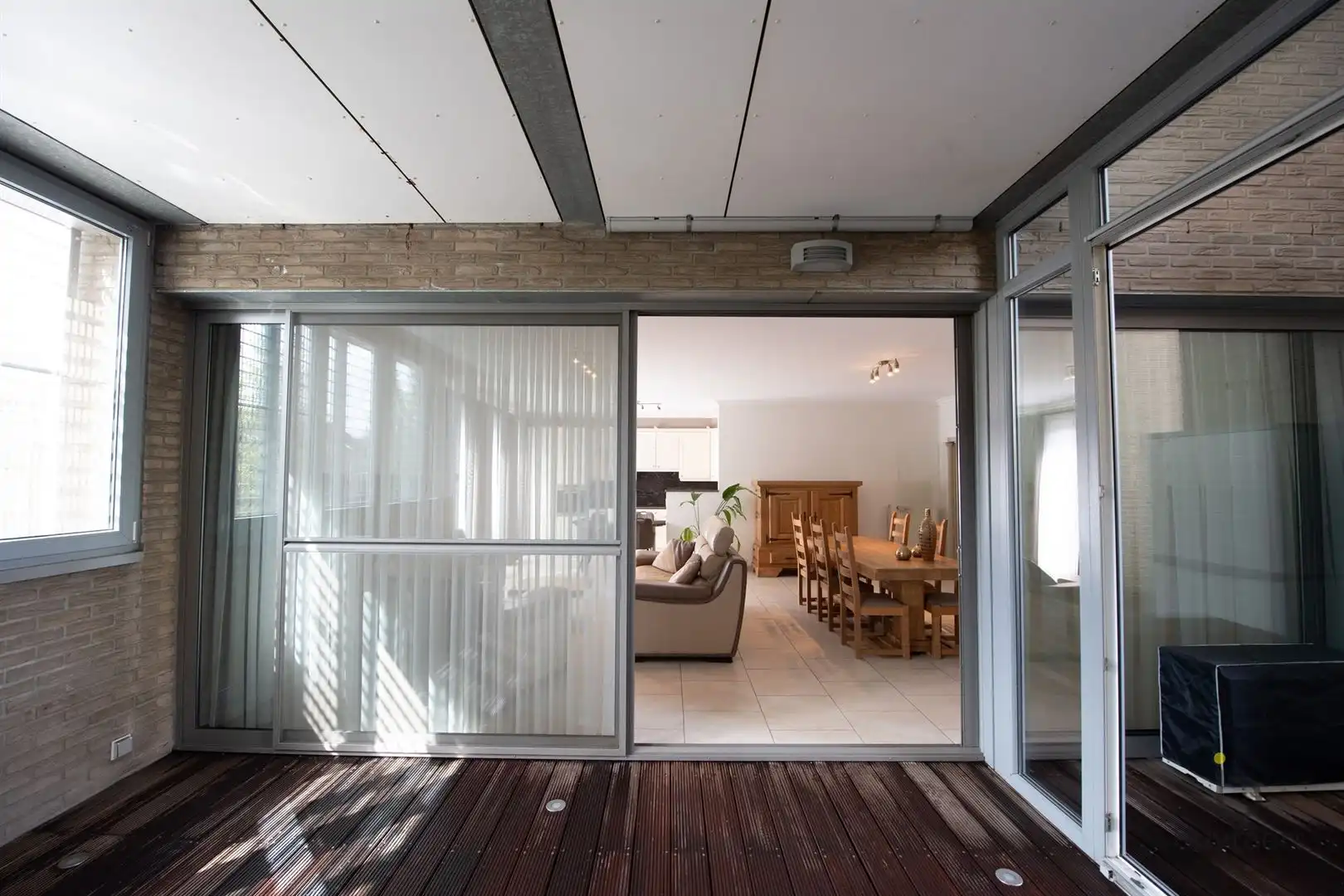 Ruim appartement met vooraan en achteraan terrassen en parking op een pleintje. foto 7