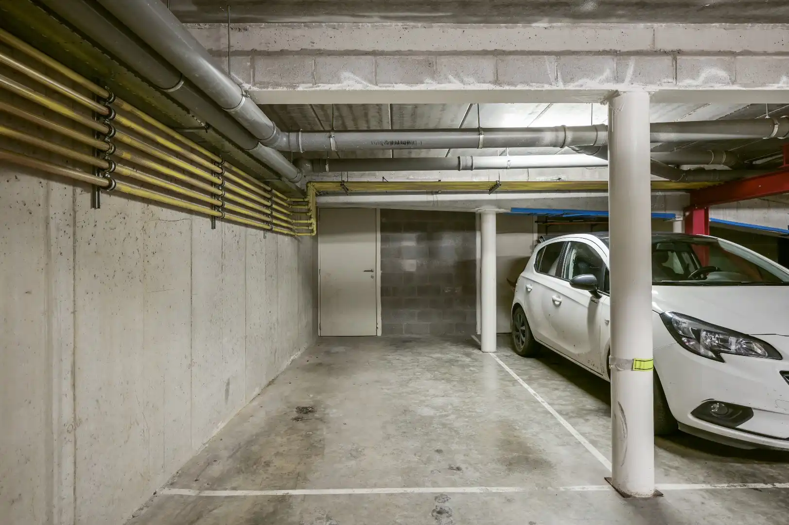 Recent app. met 2 slpks, terras en autostaanplaats foto 14