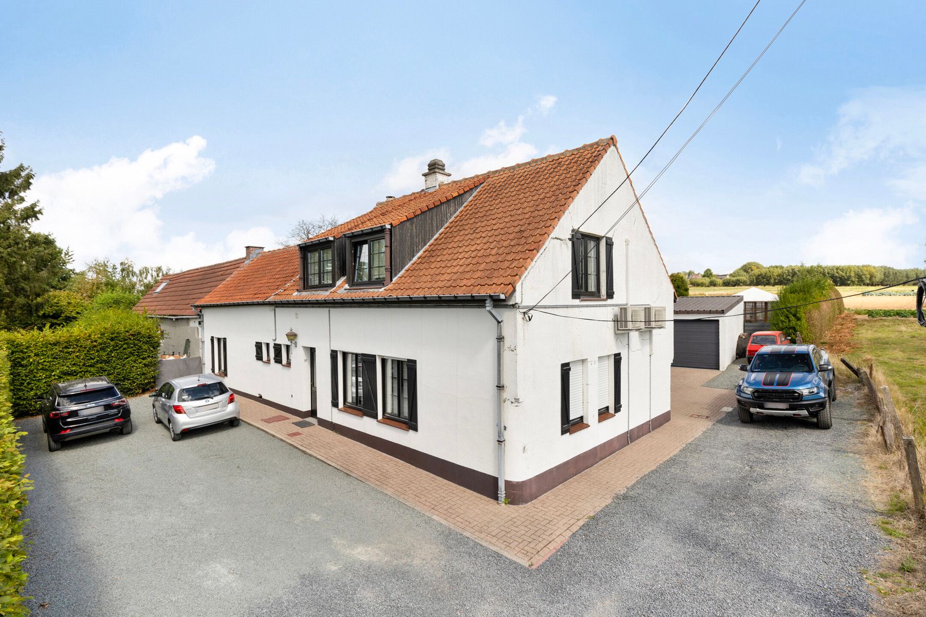 Woning omgeven door weilanden met 5 slaapkamers foto {{pictureIndex}}